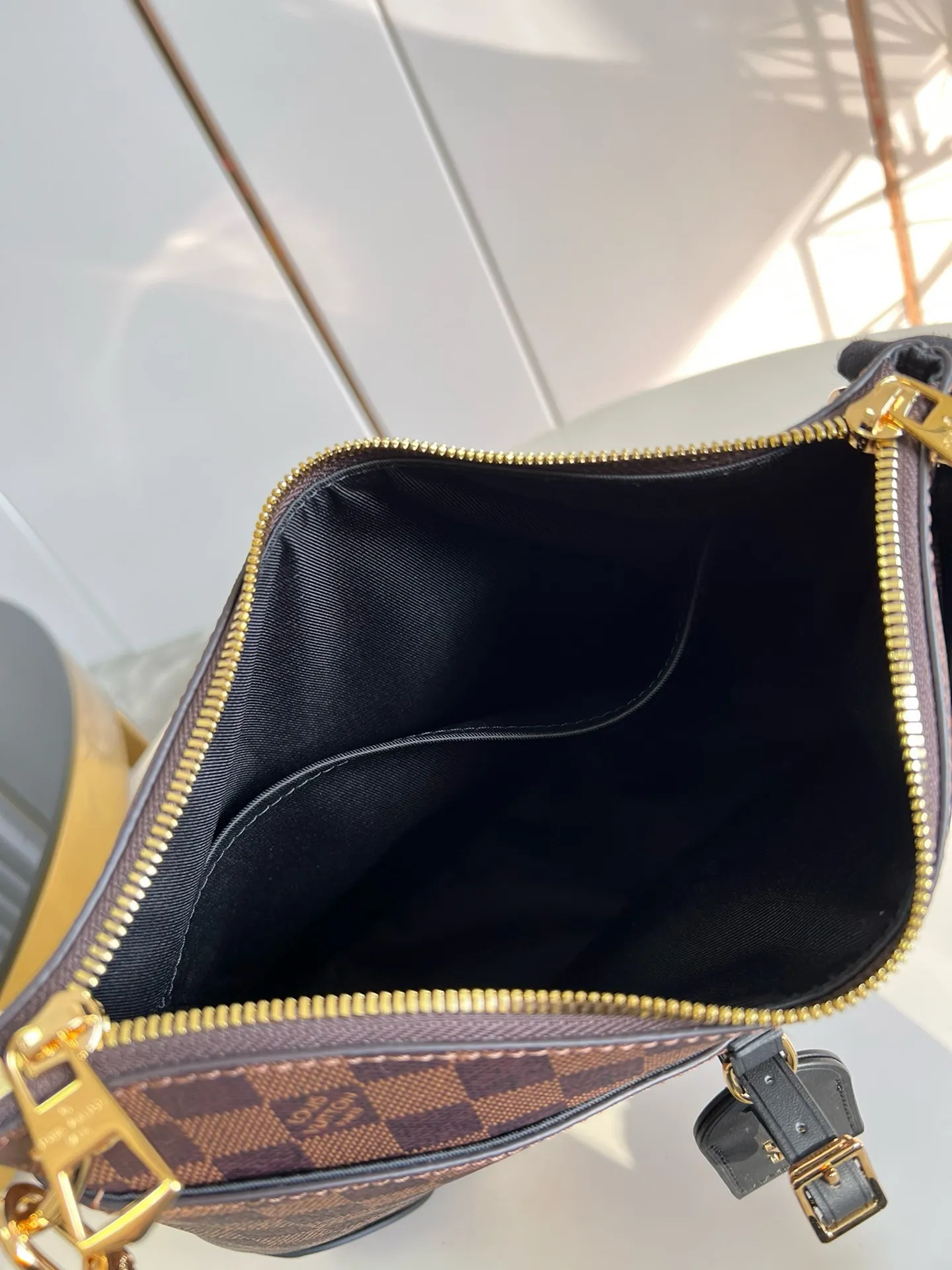 💰860 Top Original Order [Exclusive Real Shot M45355 Cage Black Leather] 45352 The new Odeon medium handbag is launched in the autumn and winter of 2020, using Monogram canvas and reinforced leather corners to convey a retro feel. The adjustable shoulder strap makes it easy to carry on the shoulder or across the body, and the zipper allows easy access to your belongings. Detailed features 31.0 x 27.0 x 11.0 cm (length x height x width)