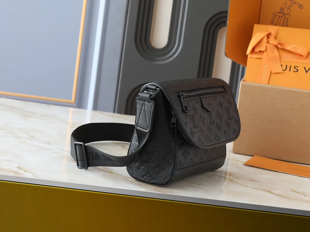 💰220💰Upgraded from the original M14874 M14079 M12681 M12806 M12636 This Pulse messenger bag is exquisitely constructed with Monogram Eclipse canvas and equipped with a cord zipper puller for the outer pocket on the flap. The magnetic closure makes it easy to access items, and the leather shoulder strap can be adjusted using the side loops, making it ideal for shoulder or cross-body wear. 26.6 x 17.0 x 11.0 cm (length x height x width)