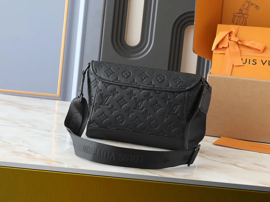 💰220💰Upgraded from the original M14874 M14079 M12681 M12806 M12636 This Pulse messenger bag is exquisitely constructed with Monogram Eclipse canvas and equipped with a cord zipper puller for the outer pocket on the flap. The magnetic closure makes it easy to access items, and the leather shoulder strap can be adjusted using the side loops, making it ideal for shoulder or cross-body wear. 26.6 x 17.0 x 11.0 cm (length x height x width)