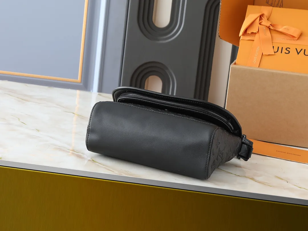💰220💰Upgraded from the original M14874 M14079 M12681 M12806 M12636 This Pulse messenger bag is exquisitely constructed with Monogram Eclipse canvas and equipped with a cord zipper puller for the outer pocket on the flap. The magnetic closure makes it easy to access items, and the leather shoulder strap can be adjusted using the side loops, making it ideal for shoulder or cross-body wear. 26.6 x 17.0 x 11.0 cm (length x height x width)