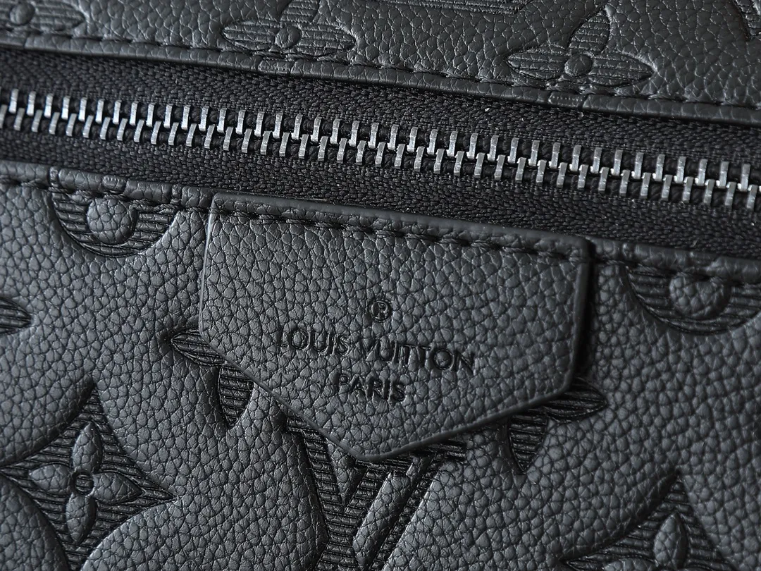 💰220💰Upgraded from the original M14874 M14079 M12681 M12806 M12636 This Pulse messenger bag is exquisitely constructed with Monogram Eclipse canvas and equipped with a cord zipper puller for the outer pocket on the flap. The magnetic closure makes it easy to access items, and the leather shoulder strap can be adjusted using the side loops, making it ideal for shoulder or cross-body wear. 26.6 x 17.0 x 11.0 cm (length x height x width)