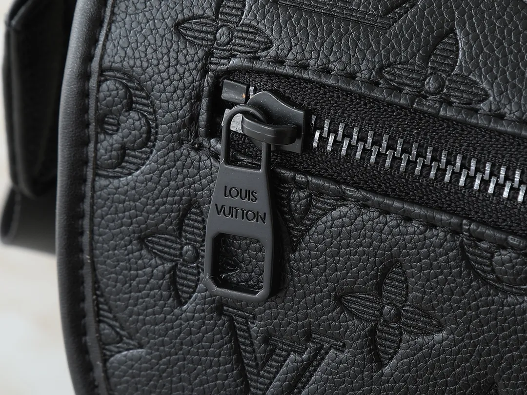 💰220💰Upgraded from the original M14874 M14079 M12681 M12806 M12636 This Pulse messenger bag is exquisitely constructed with Monogram Eclipse canvas and equipped with a cord zipper puller for the outer pocket on the flap. The magnetic closure makes it easy to access items, and the leather shoulder strap can be adjusted using the side loops, making it ideal for shoulder or cross-body wear. 26.6 x 17.0 x 11.0 cm (length x height x width)