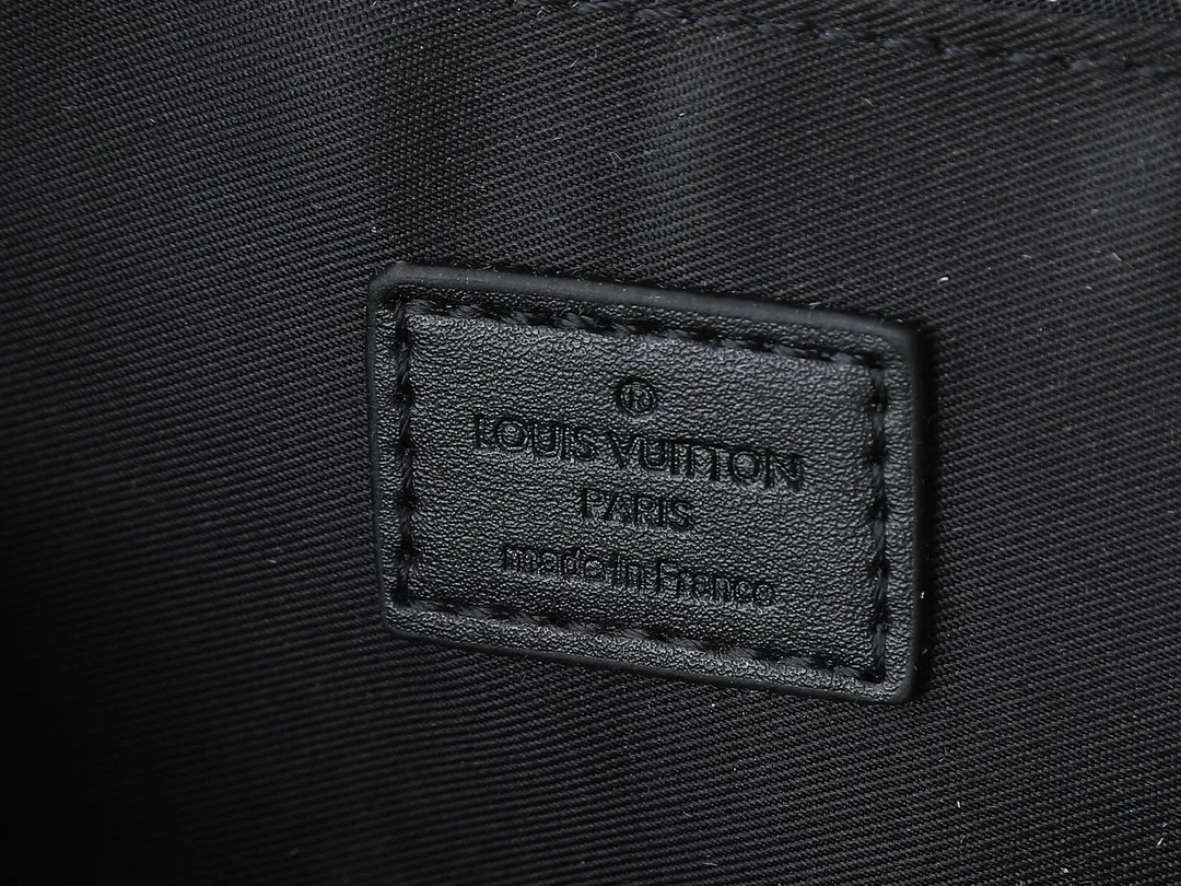 💰220💰Upgraded from the original M14874 M14079 M12681 M12806 M12636 This Pulse messenger bag is exquisitely constructed with Monogram Eclipse canvas and equipped with a cord zipper puller for the outer pocket on the flap. The magnetic closure makes it easy to access items, and the leather shoulder strap can be adjusted using the side loops, making it ideal for shoulder or cross-body wear. 26.6 x 17.0 x 11.0 cm (length x height x width)