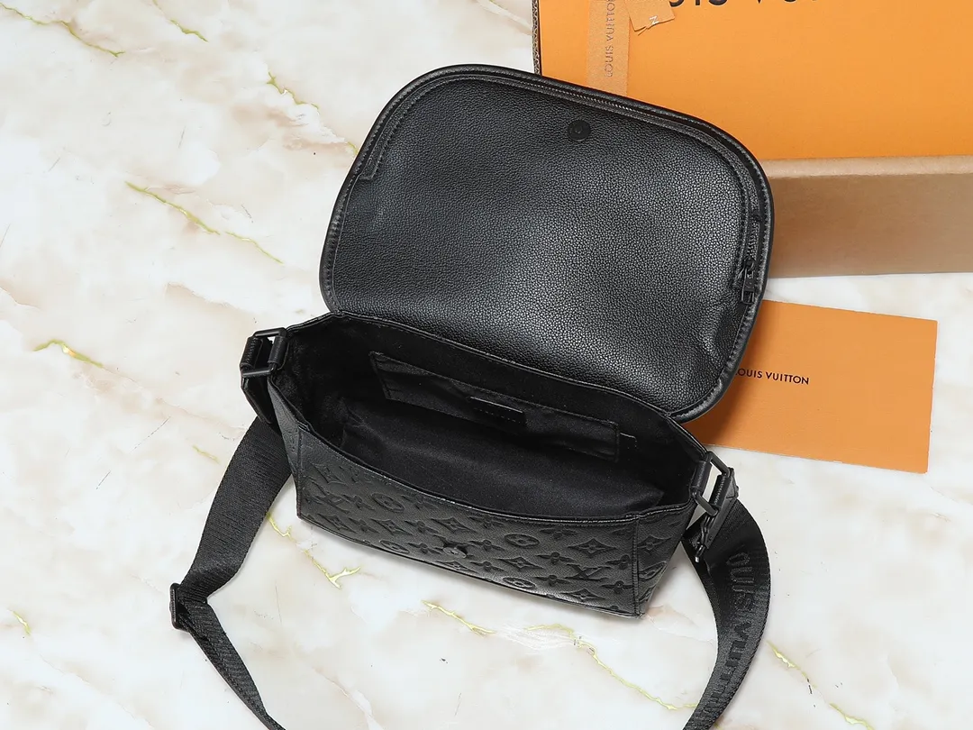 💰220💰Upgraded from the original M14874 M14079 M12681 M12806 M12636 This Pulse messenger bag is exquisitely constructed with Monogram Eclipse canvas and equipped with a cord zipper puller for the outer pocket on the flap. The magnetic closure makes it easy to access items, and the leather shoulder strap can be adjusted using the side loops, making it ideal for shoulder or cross-body wear. 26.6 x 17.0 x 11.0 cm (length x height x width)