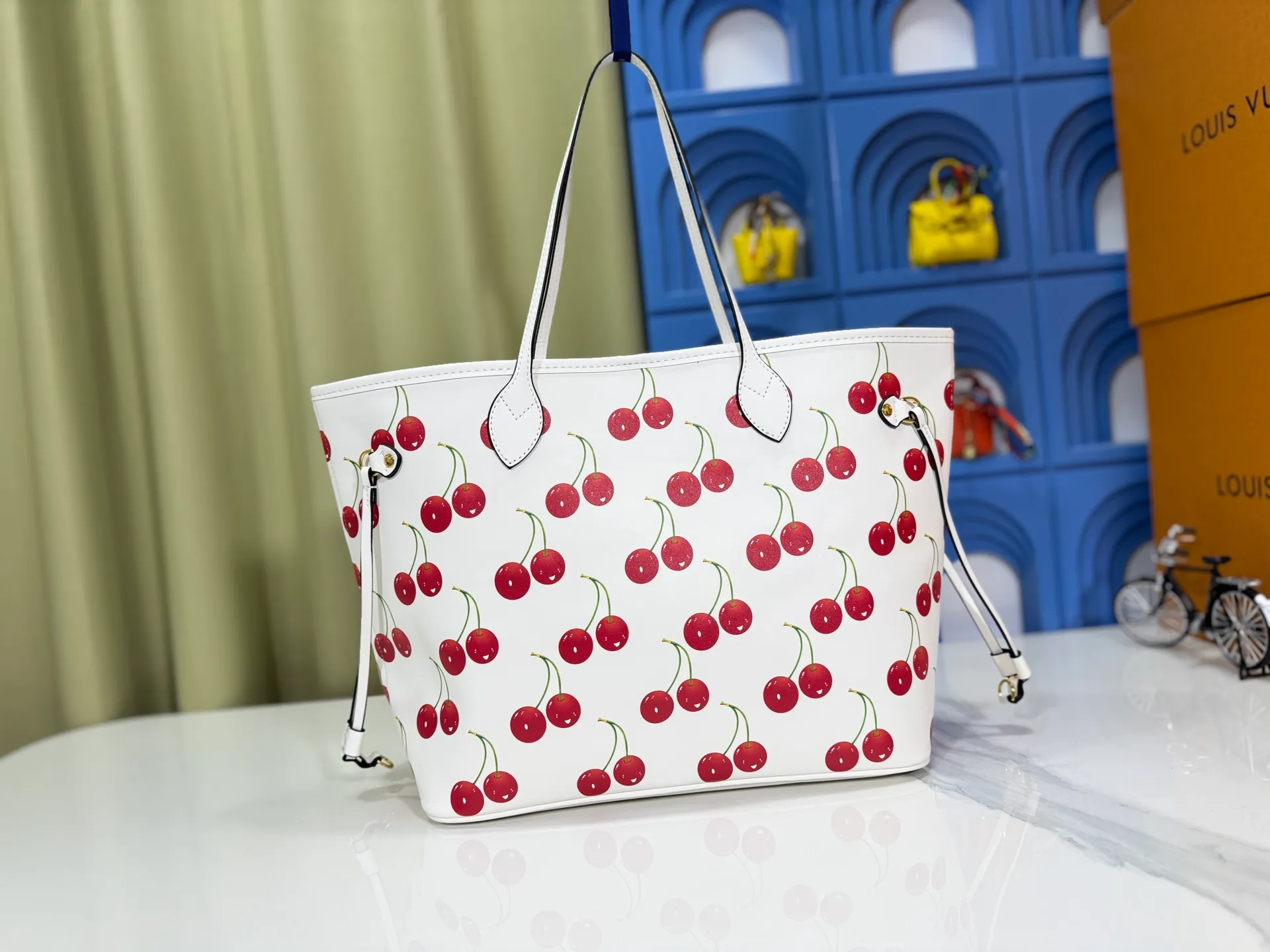 P240 upgraded original M40995 M17088 Murakami Takashi Presbyopia Cherry 🍒The legendary Neverfull medium handbag: always able to meet your various needs for handbags. It has a large capacity but is not bulky. It is stiff and soft to the touch, making it suitable for home and travel. Tighten the side ties and it instantly transforms into a stylish urban handbag. Loosen the straps and it transforms into a chic and practical handbag. The slender leather handle can be carried over the shoulder or between the arms. The model shown here is made of Damier Azur canvas. Size: 31x28x14cm