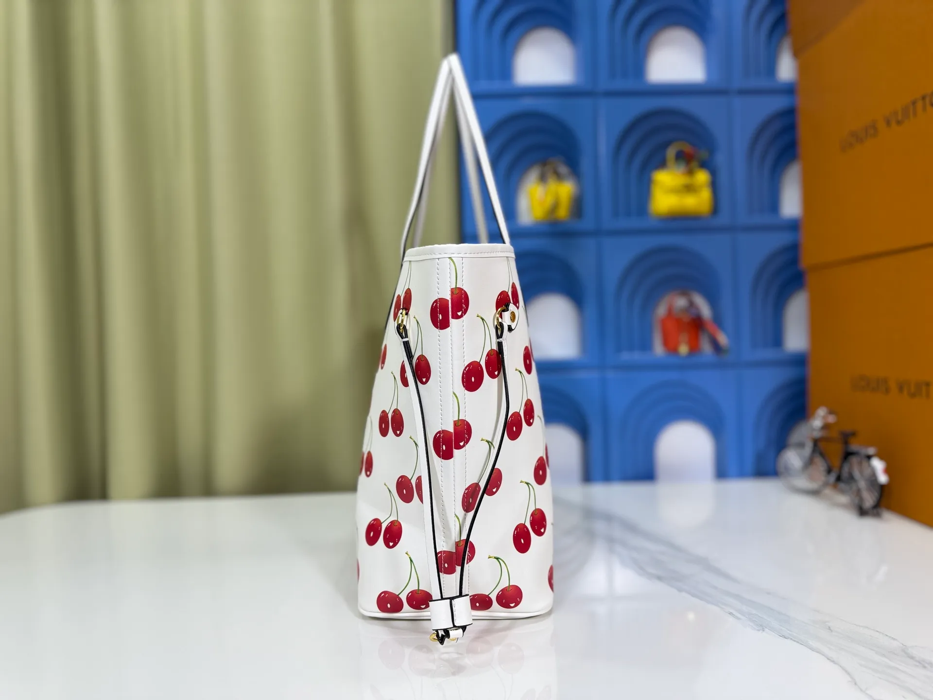 P240 upgraded original M40995 M17088 Murakami Takashi Presbyopia Cherry 🍒The legendary Neverfull medium handbag: always able to meet your various needs for handbags. It has a large capacity but is not bulky. It is stiff and soft to the touch, making it suitable for home and travel. Tighten the side ties and it instantly transforms into a stylish urban handbag. Loosen the straps and it transforms into a chic and practical handbag. The slender leather handle can be carried over the shoulder or between the arms. The model shown here is made of Damier Azur canvas. Size: 31x28x14cm