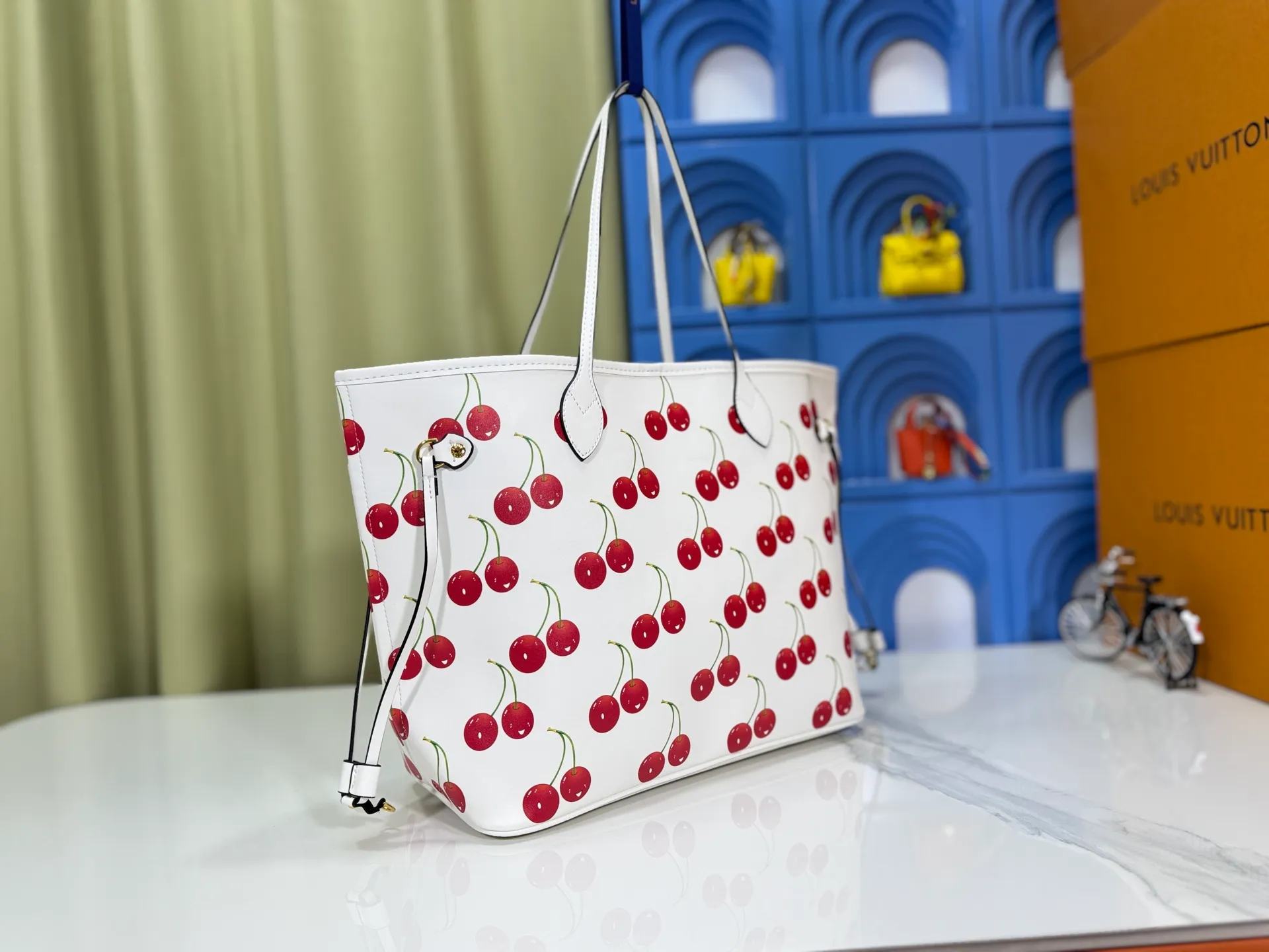 P240 upgraded original M40995 M17088 Murakami Takashi Presbyopia Cherry 🍒The legendary Neverfull medium handbag: always able to meet your various needs for handbags. It has a large capacity but is not bulky. It is stiff and soft to the touch, making it suitable for home and travel. Tighten the side ties and it instantly transforms into a stylish urban handbag. Loosen the straps and it transforms into a chic and practical handbag. The slender leather handle can be carried over the shoulder or between the arms. The model shown here is made of Damier Azur canvas. Size: 31x28x14cm