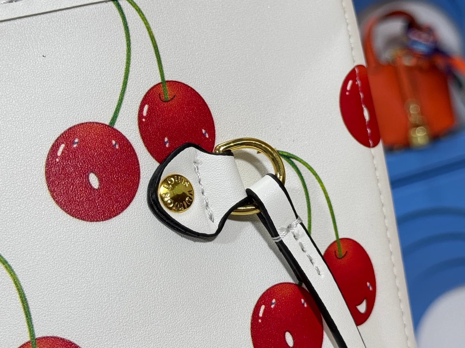 P240 upgraded original M40995 M17088 Murakami Takashi Presbyopia Cherry 🍒The legendary Neverfull medium handbag: always able to meet your various needs for handbags. It has a large capacity but is not bulky. It is stiff and soft to the touch, making it suitable for home and travel. Tighten the side ties and it instantly transforms into a stylish urban handbag. Loosen the straps and it transforms into a chic and practical handbag. The slender leather handle can be carried over the shoulder or between the arms. The model shown here is made of Damier Azur canvas. Size: 31x28x14cm