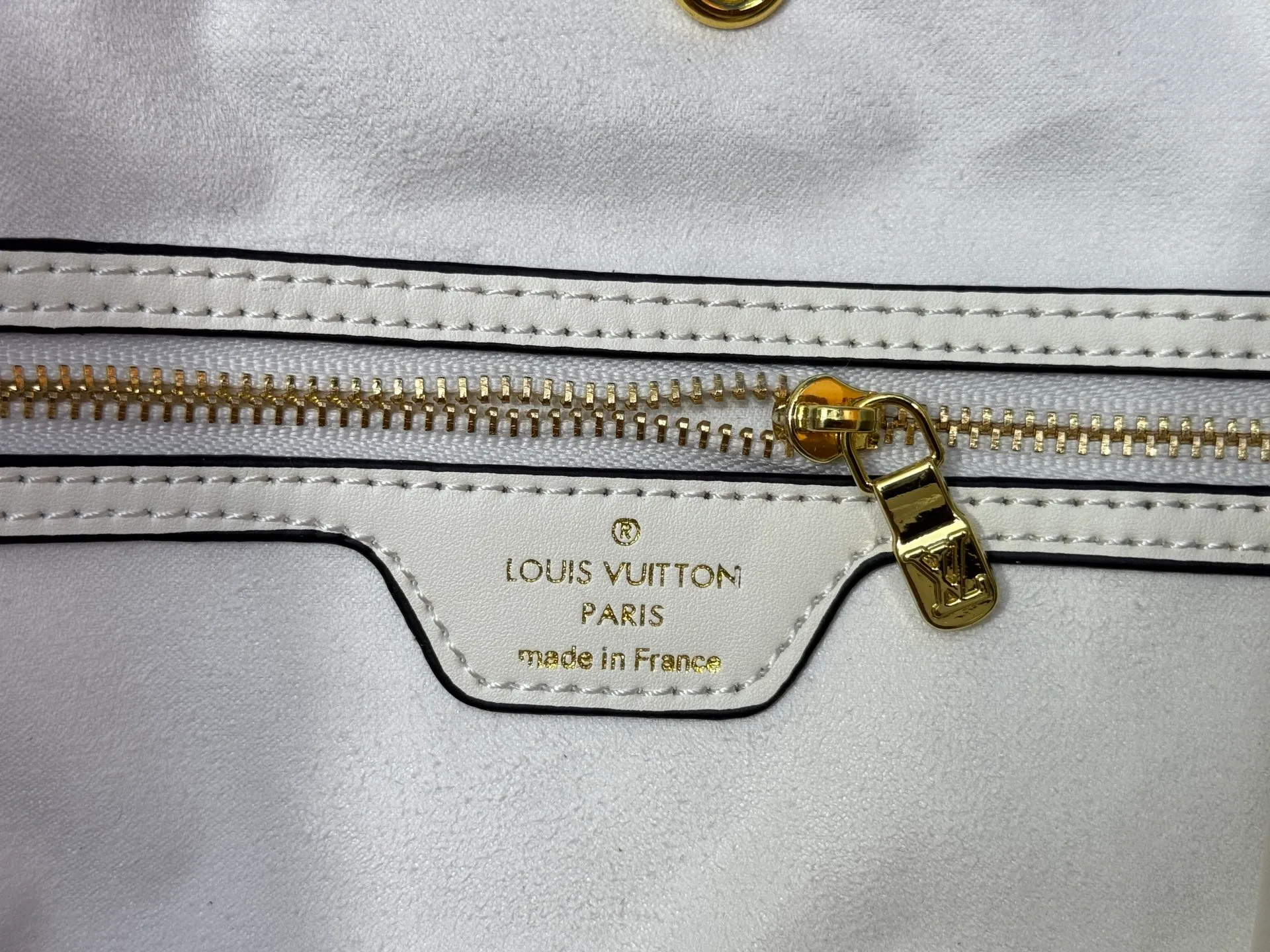 P240 upgraded original M40995 M17088 Murakami Takashi Presbyopia Cherry 🍒The legendary Neverfull medium handbag: always able to meet your various needs for handbags. It has a large capacity but is not bulky. It is stiff and soft to the touch, making it suitable for home and travel. Tighten the side ties and it instantly transforms into a stylish urban handbag. Loosen the straps and it transforms into a chic and practical handbag. The slender leather handle can be carried over the shoulder or between the arms. The model shown here is made of Damier Azur canvas. Size: 31x28x14cm