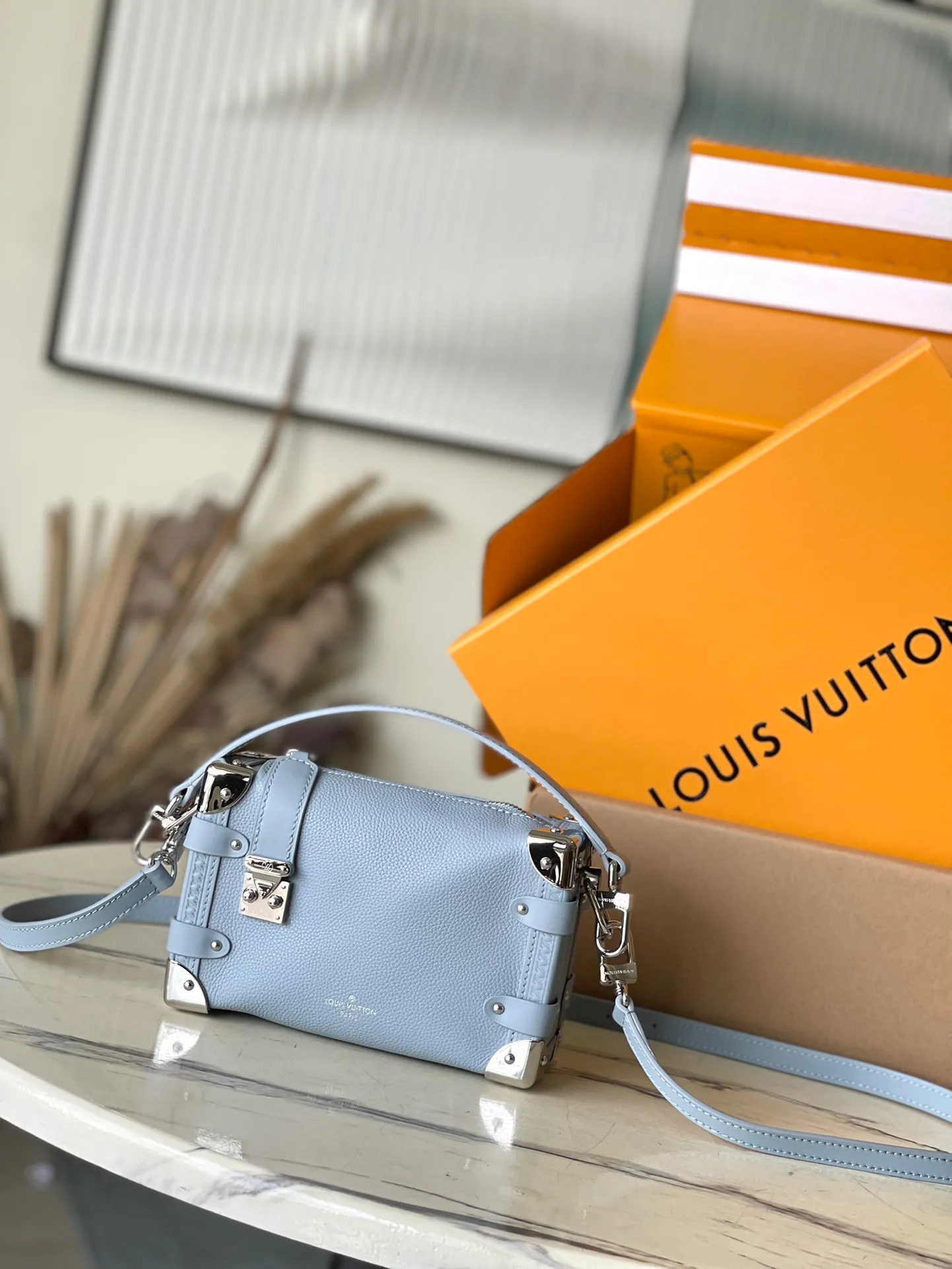 💰1360 (top layer leather) top original order M25067 blue. Support counter inspection. Photos taken of duty-free goods are consistent with the product without unpacking. This product is an exclusive duty-free product in the market and is the highest-end product. Inspection is supported. This product has passed strict inspection and is flawless. Please wear gloves when touching the product. This product is not returnable or exchangeable. Please confirm the product first and then remove the label on the handle. This product is temporarily not open to the public, only regular customers, and is in short supply. Dimensions: 12.5 x 18 x 8 cm