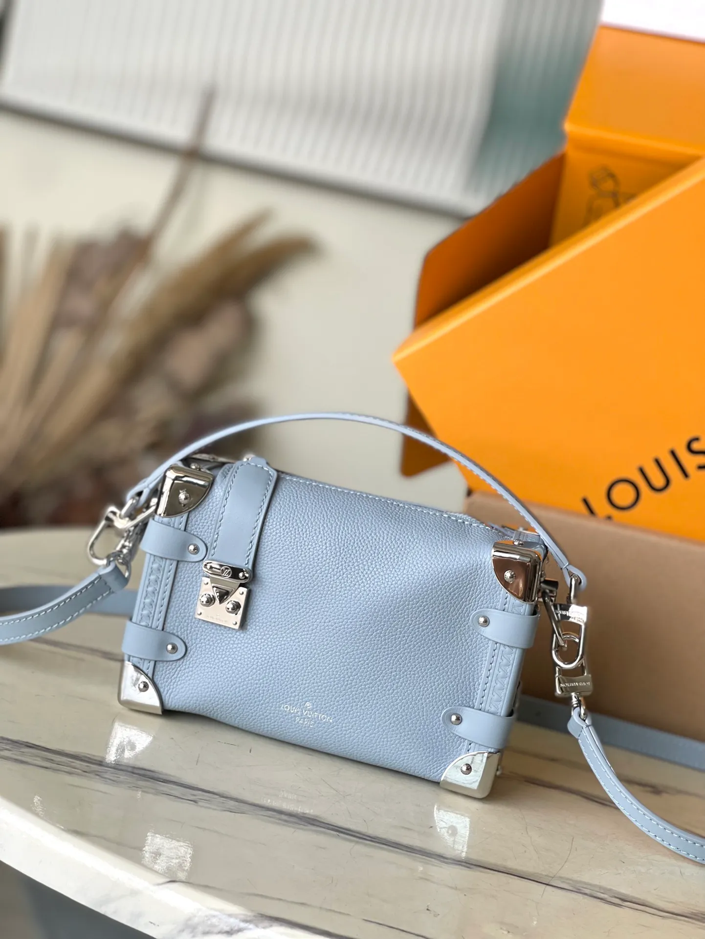 💰1360 (top layer leather) top original order M25067 blue. Support counter inspection. Photos taken of duty-free goods are consistent with the product without unpacking. This product is an exclusive duty-free product in the market and is the highest-end product. Inspection is supported. This product has passed strict inspection and is flawless. Please wear gloves when touching the product. This product is not returnable or exchangeable. Please confirm the product first and then remove the label on the handle. This product is temporarily not open to the public, only regular customers, and is in short supply. Dimensions: 12.5 x 18 x 8 cm