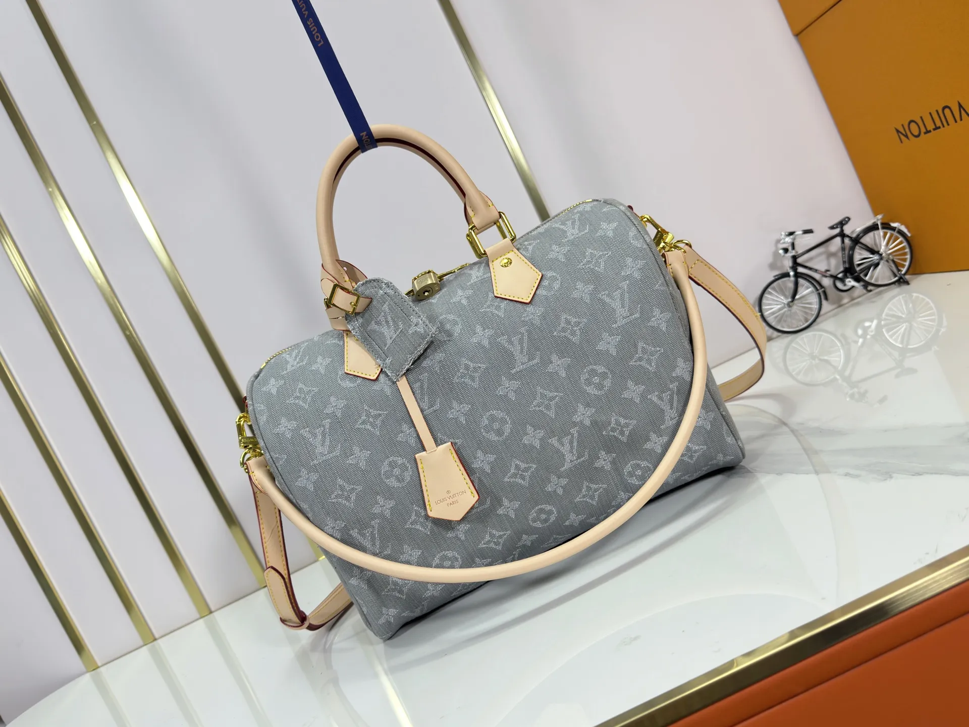 P300 M13344 Upgraded original version💪[Exclusive real shot background picture]✨This Speedy Soft 30 handbag relies on Louis Vuitton's exquisite bleaching process to trace the Monogram Denim pattern born in 2005 on the cotton surface, and then uses leather trim and glossy metal parts to highlight the details. The key bag and detachable nameplate pay tribute to the brand's trunk-making heritage. The detachable Toron handle provides a comfortable shoulder carrying experience. size：30x21x17cm