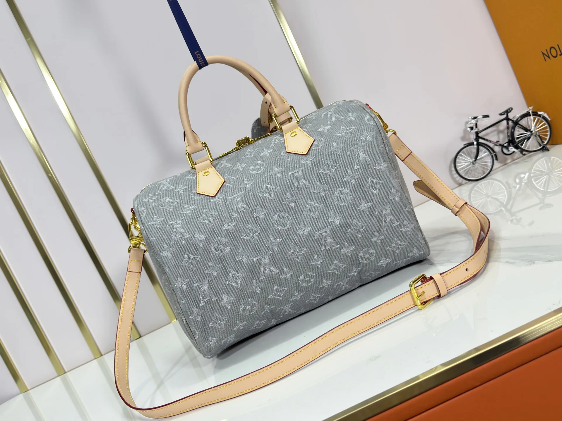 P300 M13344 Upgraded original version💪[Exclusive real shot background picture]✨This Speedy Soft 30 handbag relies on Louis Vuitton's exquisite bleaching process to trace the Monogram Denim pattern born in 2005 on the cotton surface, and then uses leather trim and glossy metal parts to highlight the details. The key bag and detachable nameplate pay tribute to the brand's trunk-making heritage. The detachable Toron handle provides a comfortable shoulder carrying experience. size：30x21x17cm