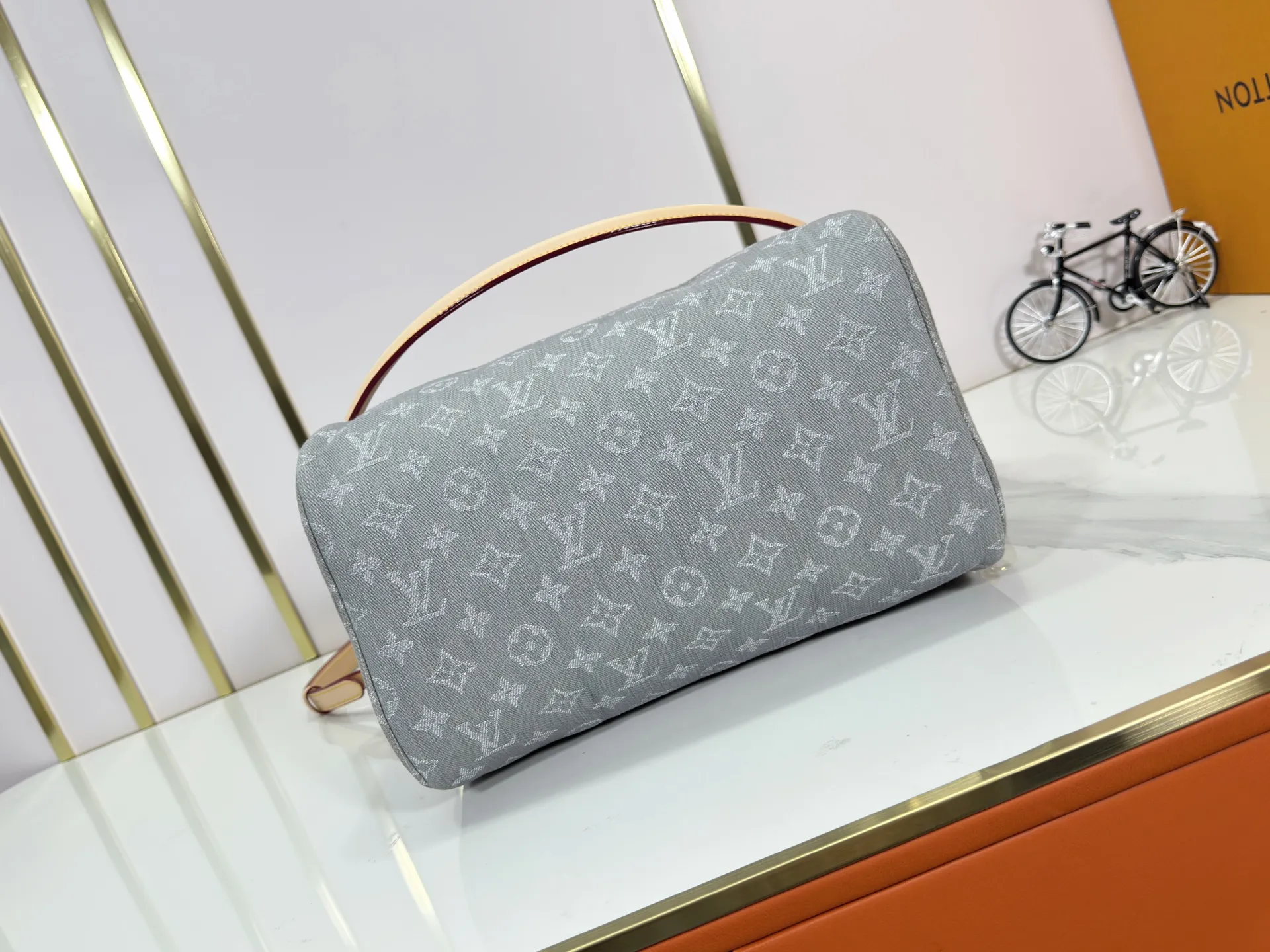 P300 M13344 Upgraded original version💪[Exclusive real shot background picture]✨This Speedy Soft 30 handbag relies on Louis Vuitton's exquisite bleaching process to trace the Monogram Denim pattern born in 2005 on the cotton surface, and then uses leather trim and glossy metal parts to highlight the details. The key bag and detachable nameplate pay tribute to the brand's trunk-making heritage. The detachable Toron handle provides a comfortable shoulder carrying experience. size：30x21x17cm