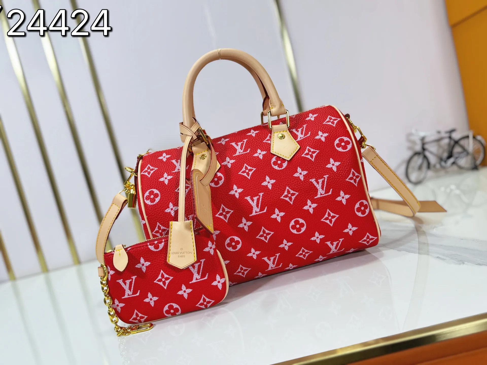 P280 Upgraded original M24424 M24425 M24426 M24423 M24443 M This Speedy Bandoulière 25 Monogram Leather handbag is made of soft cow leather and uses Monogram pattern to reproduce the elegant look and feel of canvas printing. Dazzling metal hardware, sheepskin lining and nameplate all reflect Creative Director Pharrell Williams' relentless attention to detail. Dimensions: 25.0 x 15.0 x 15.0 cm (length x height x width)
