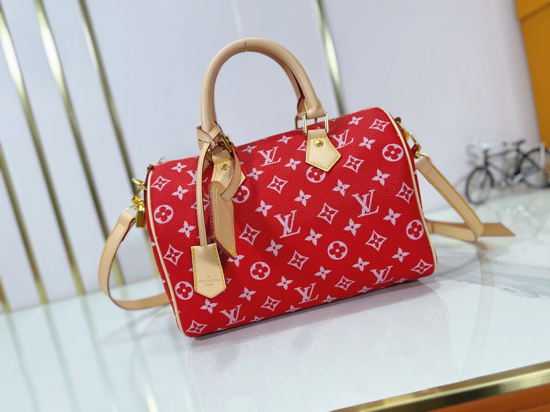 P280 Upgraded original M24424 M24425 M24426 M24423 M24443 M This Speedy Bandoulière 25 Monogram Leather handbag is made of soft cow leather and uses Monogram pattern to reproduce the elegant look and feel of canvas printing. Dazzling metal hardware, sheepskin lining and nameplate all reflect Creative Director Pharrell Williams' relentless attention to detail. Dimensions: 25.0 x 15.0 x 15.0 cm (length x height x width)