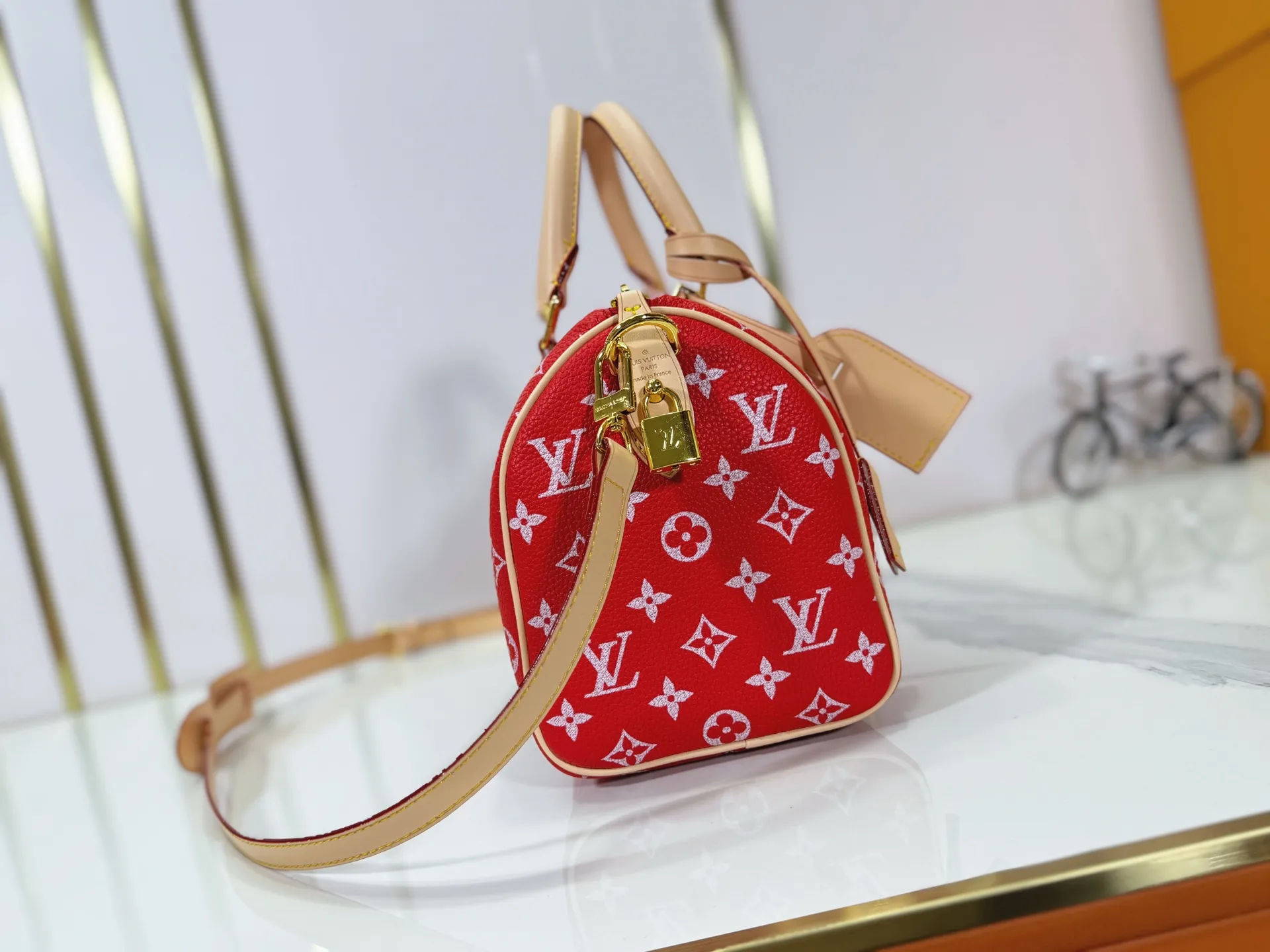 P280 Upgraded original M24424 M24425 M24426 M24423 M24443 M This Speedy Bandoulière 25 Monogram Leather handbag is made of soft cow leather and uses Monogram pattern to reproduce the elegant look and feel of canvas printing. Dazzling metal hardware, sheepskin lining and nameplate all reflect Creative Director Pharrell Williams' relentless attention to detail. Dimensions: 25.0 x 15.0 x 15.0 cm (length x height x width)