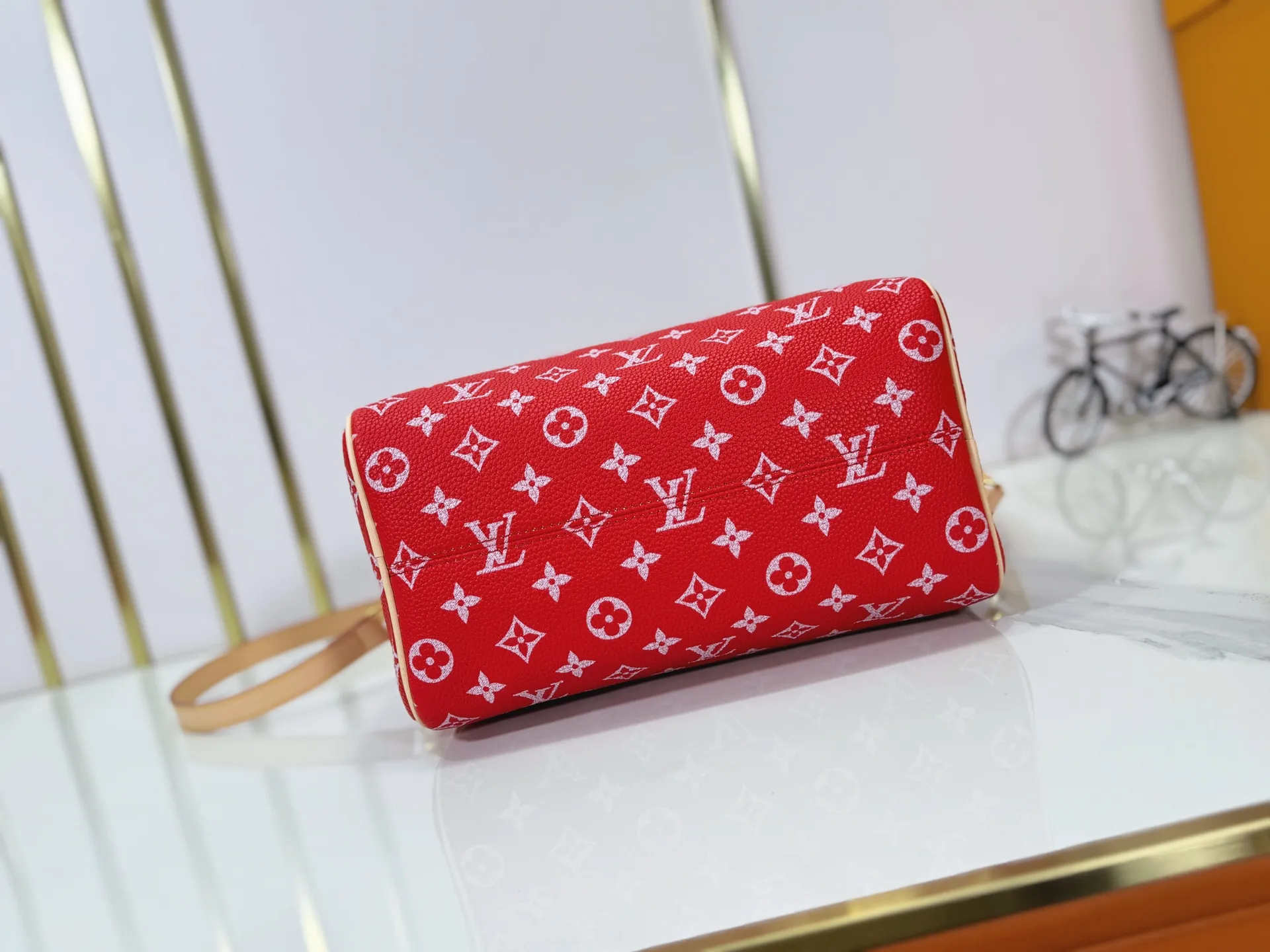 P280 Upgraded original M24424 M24425 M24426 M24423 M24443 M This Speedy Bandoulière 25 Monogram Leather handbag is made of soft cow leather and uses Monogram pattern to reproduce the elegant look and feel of canvas printing. Dazzling metal hardware, sheepskin lining and nameplate all reflect Creative Director Pharrell Williams' relentless attention to detail. Dimensions: 25.0 x 15.0 x 15.0 cm (length x height x width)