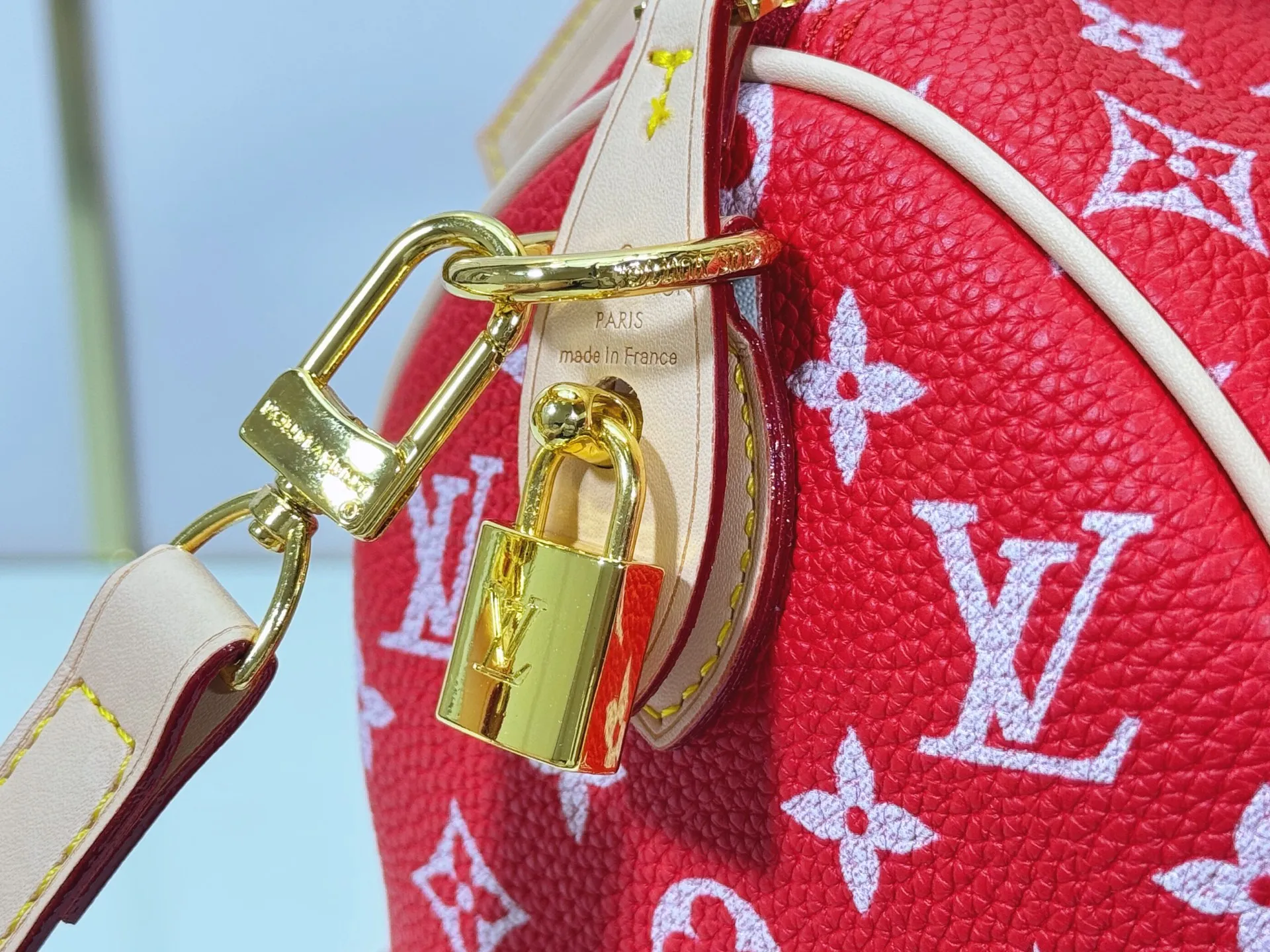 P280 Upgraded original M24424 M24425 M24426 M24423 M24443 M This Speedy Bandoulière 25 Monogram Leather handbag is made of soft cow leather and uses Monogram pattern to reproduce the elegant look and feel of canvas printing. Dazzling metal hardware, sheepskin lining and nameplate all reflect Creative Director Pharrell Williams' relentless attention to detail. Dimensions: 25.0 x 15.0 x 15.0 cm (length x height x width)