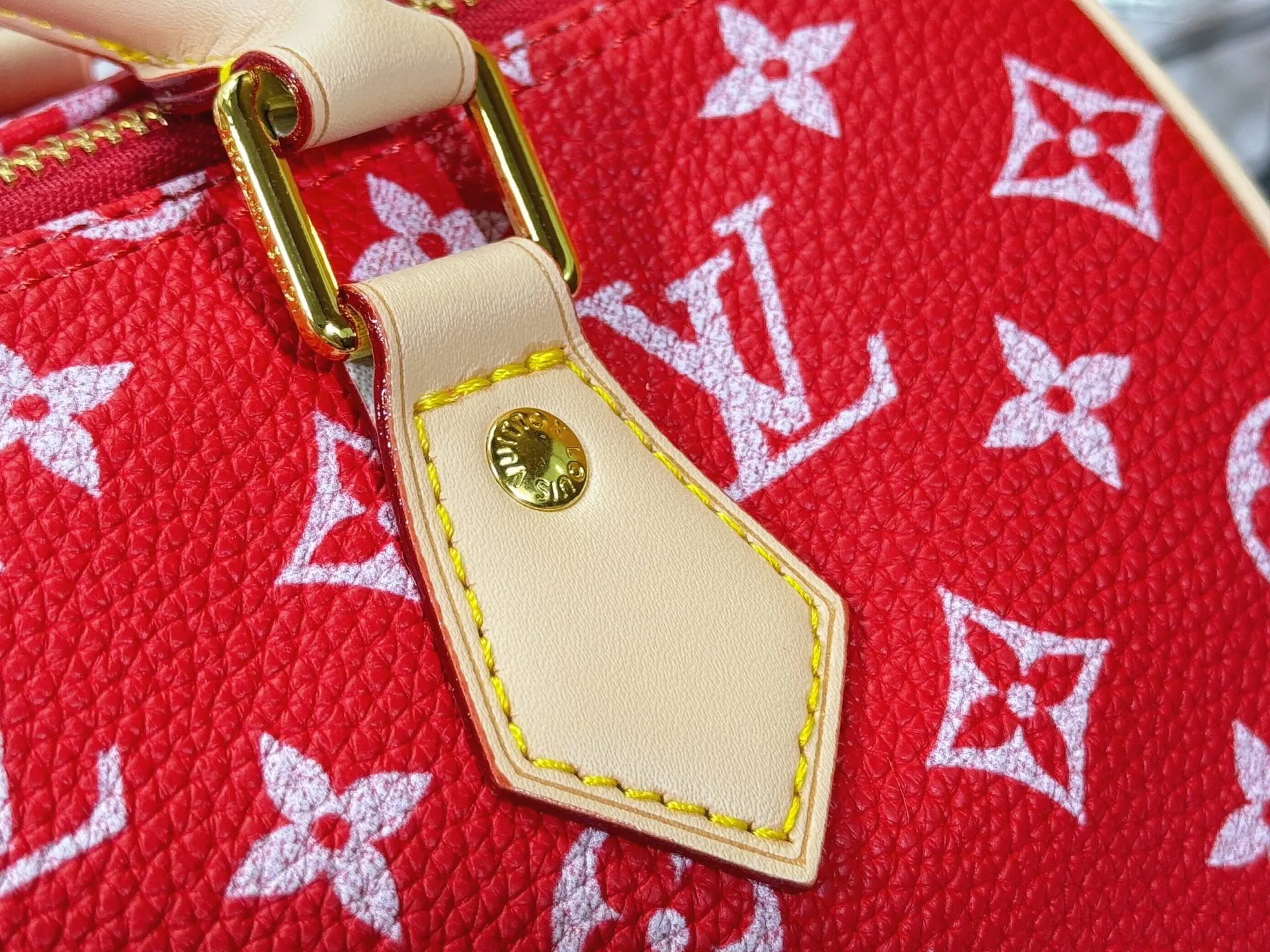 P280 Upgraded original M24424 M24425 M24426 M24423 M24443 M This Speedy Bandoulière 25 Monogram Leather handbag is made of soft cow leather and uses Monogram pattern to reproduce the elegant look and feel of canvas printing. Dazzling metal hardware, sheepskin lining and nameplate all reflect Creative Director Pharrell Williams' relentless attention to detail. Dimensions: 25.0 x 15.0 x 15.0 cm (length x height x width)