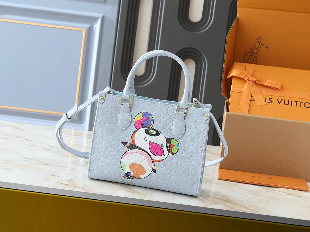 💰240💰Upgraded original M13836 M45659 Louis Vuitton and Takashi Murakami launched a cross-border cooperation to reinterpret the classic OnTheGo small handbag with unconstrained ingenuity. Monogram Empreinte leather is dip-dyed in soft tones, and the sides of the bag feature Murakami's "super-flat" panda pattern, with Monogram flowers subtly blended into it. The metal parts add a touch of trendy style, and the detachable chain allows for a variety of carrying experiences. Dimensions: 25.0 x 19.0 x 11.5 cm (length x height x width)