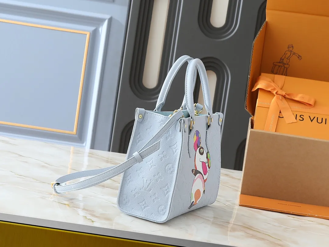 💰240💰Upgraded original M13836 M45659 Louis Vuitton and Takashi Murakami launched a cross-border cooperation to reinterpret the classic OnTheGo small handbag with unconstrained ingenuity. Monogram Empreinte leather is dip-dyed in soft tones, and the sides of the bag feature Murakami's "super-flat" panda pattern, with Monogram flowers subtly blended into it. The metal parts add a touch of trendy style, and the detachable chain allows for a variety of carrying experiences. Dimensions: 25.0 x 19.0 x 11.5 cm (length x height x width)