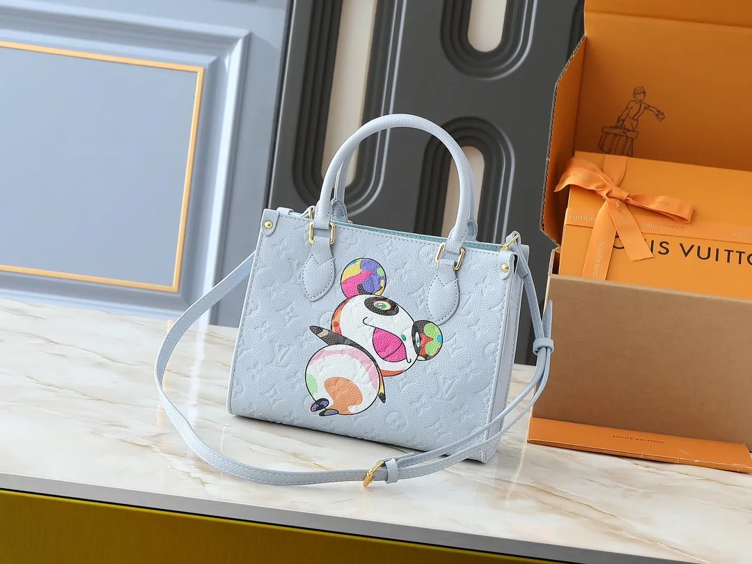 💰240💰Upgraded original M13836 M45659 Louis Vuitton and Takashi Murakami launched a cross-border cooperation to reinterpret the classic OnTheGo small handbag with unconstrained ingenuity. Monogram Empreinte leather is dip-dyed in soft tones, and the sides of the bag feature Murakami's "super-flat" panda pattern, with Monogram flowers subtly blended into it. The metal parts add a touch of trendy style, and the detachable chain allows for a variety of carrying experiences. Dimensions: 25.0 x 19.0 x 11.5 cm (length x height x width)