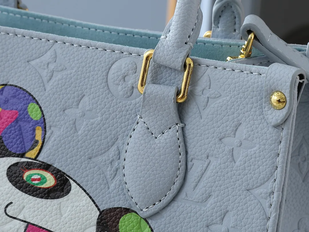 💰240💰Upgraded original M13836 M45659 Louis Vuitton and Takashi Murakami launched a cross-border cooperation to reinterpret the classic OnTheGo small handbag with unconstrained ingenuity. Monogram Empreinte leather is dip-dyed in soft tones, and the sides of the bag feature Murakami's "super-flat" panda pattern, with Monogram flowers subtly blended into it. The metal parts add a touch of trendy style, and the detachable chain allows for a variety of carrying experiences. Dimensions: 25.0 x 19.0 x 11.5 cm (length x height x width)