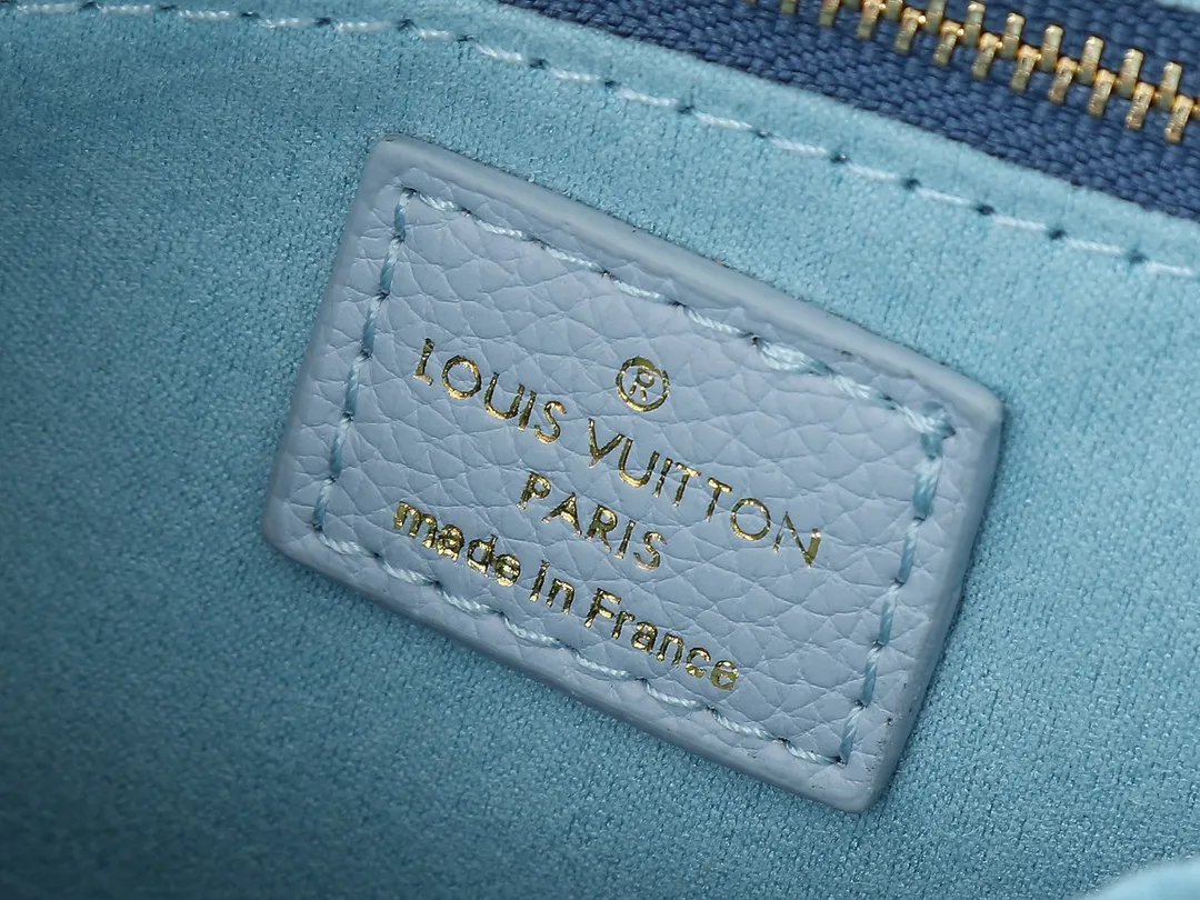 💰240💰Upgraded original M13836 M45659 Louis Vuitton and Takashi Murakami launched a cross-border cooperation to reinterpret the classic OnTheGo small handbag with unconstrained ingenuity. Monogram Empreinte leather is dip-dyed in soft tones, and the sides of the bag feature Murakami's "super-flat" panda pattern, with Monogram flowers subtly blended into it. The metal parts add a touch of trendy style, and the detachable chain allows for a variety of carrying experiences. Dimensions: 25.0 x 19.0 x 11.5 cm (length x height x width)