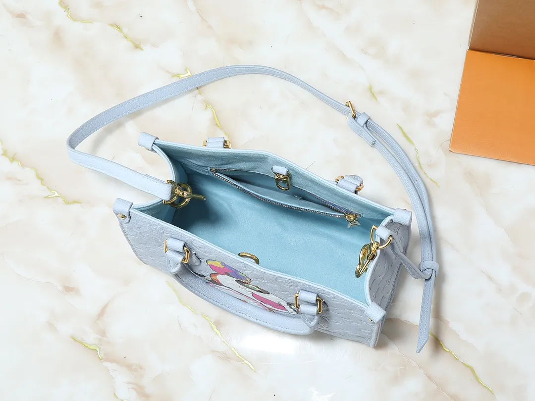 💰240💰Upgraded original M13836 M45659 Louis Vuitton and Takashi Murakami launched a cross-border cooperation to reinterpret the classic OnTheGo small handbag with unconstrained ingenuity. Monogram Empreinte leather is dip-dyed in soft tones, and the sides of the bag feature Murakami's "super-flat" panda pattern, with Monogram flowers subtly blended into it. The metal parts add a touch of trendy style, and the detachable chain allows for a variety of carrying experiences. Dimensions: 25.0 x 19.0 x 11.5 cm (length x height x width)