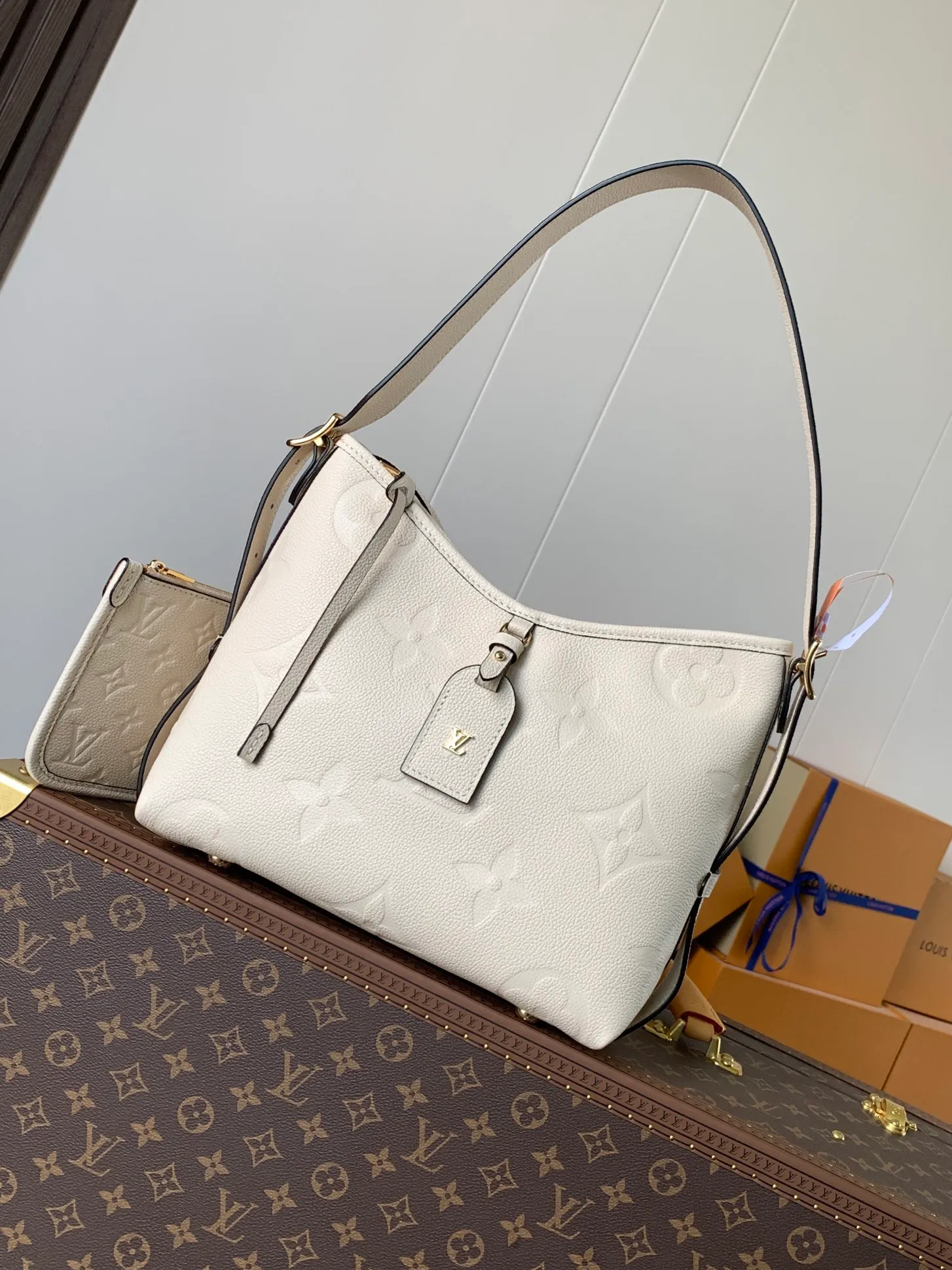 💰1180 (top layer leather) top original order, transcoding chip M14209 pink M46673 light blue M47180 apricot print M46288 black M46293 off-white M46277 apricot M11790 brown This small CarryAll handbag is made of Monogram Empreinte leather, showing the elegant style of the LV Milky Way series. The metal hardware and detachable name tag add to the sophisticated feel, and the interior pockets can safely store valuables. It can be carried by hand or by the shoulder strap to explore more carrying methods.  24 x 12 x 29.5 cm (H x W x L) Embossed grained cowhide Leather trim Textile lining Metal hardware Zip closure Internal slip pocket Internal zipper pocket Removable name tag Holds smartphone, 10" tablet, keys, Zippy wallet and headphones Shoulder strap: removable, adjustable Half-length strap: 32.0 cm Half-length strap adjustable to: 50.0 cm