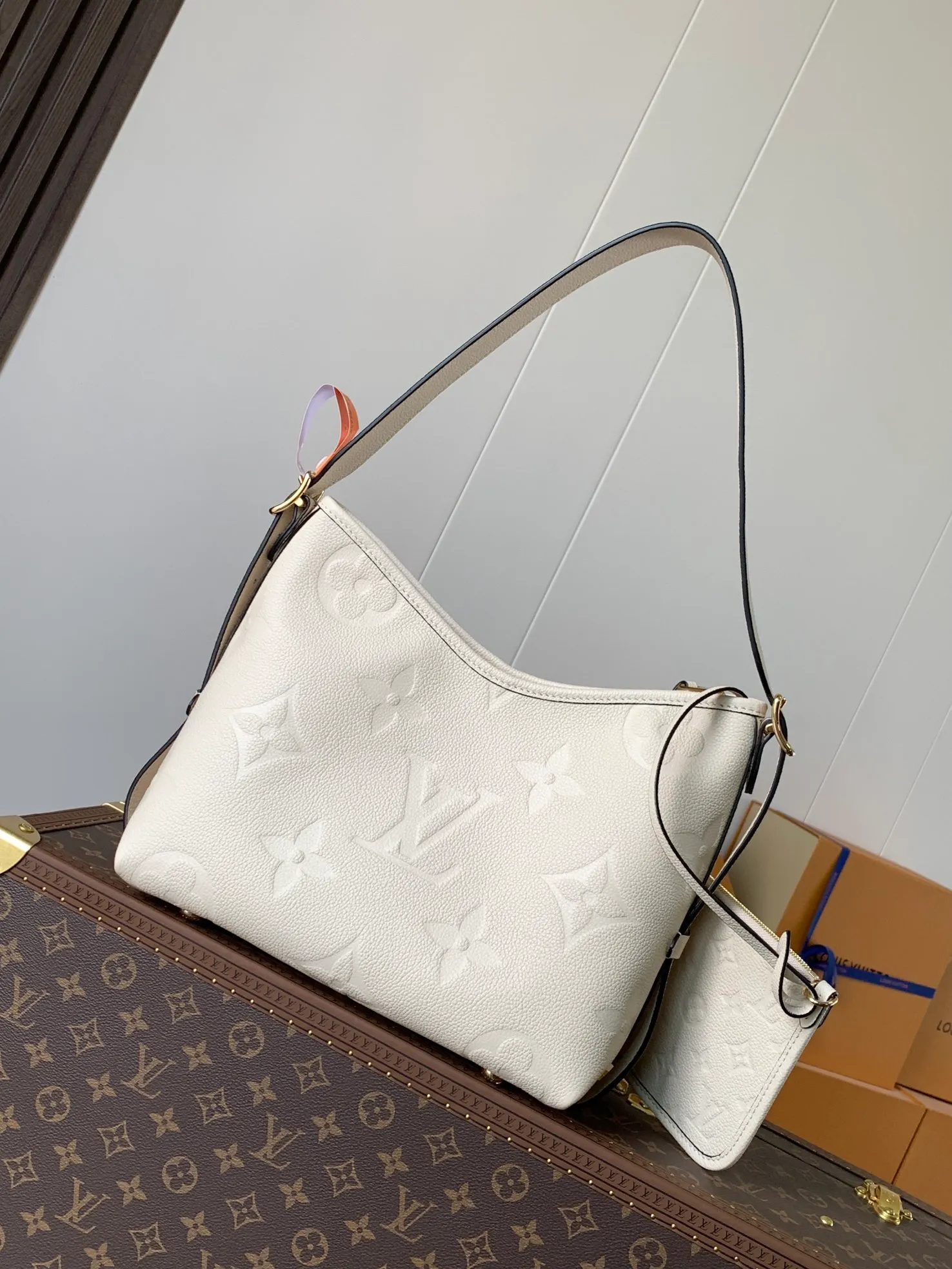 💰1180 (top layer leather) top original order, transcoding chip M14209 pink M46673 light blue M47180 apricot print M46288 black M46293 off-white M46277 apricot M11790 brown This small CarryAll handbag is made of Monogram Empreinte leather, showing the elegant style of the LV Milky Way series. The metal hardware and detachable name tag add to the sophisticated feel, and the interior pockets can safely store valuables. It can be carried by hand or by the shoulder strap to explore more carrying methods.  24 x 12 x 29.5 cm (H x W x L) Embossed grained cowhide Leather trim Textile lining Metal hardware Zip closure Internal slip pocket Internal zipper pocket Removable name tag Holds smartphone, 10" tablet, keys, Zippy wallet and headphones Shoulder strap: removable, adjustable Half-length strap: 32.0 cm Half-length strap adjustable to: 50.0 cm