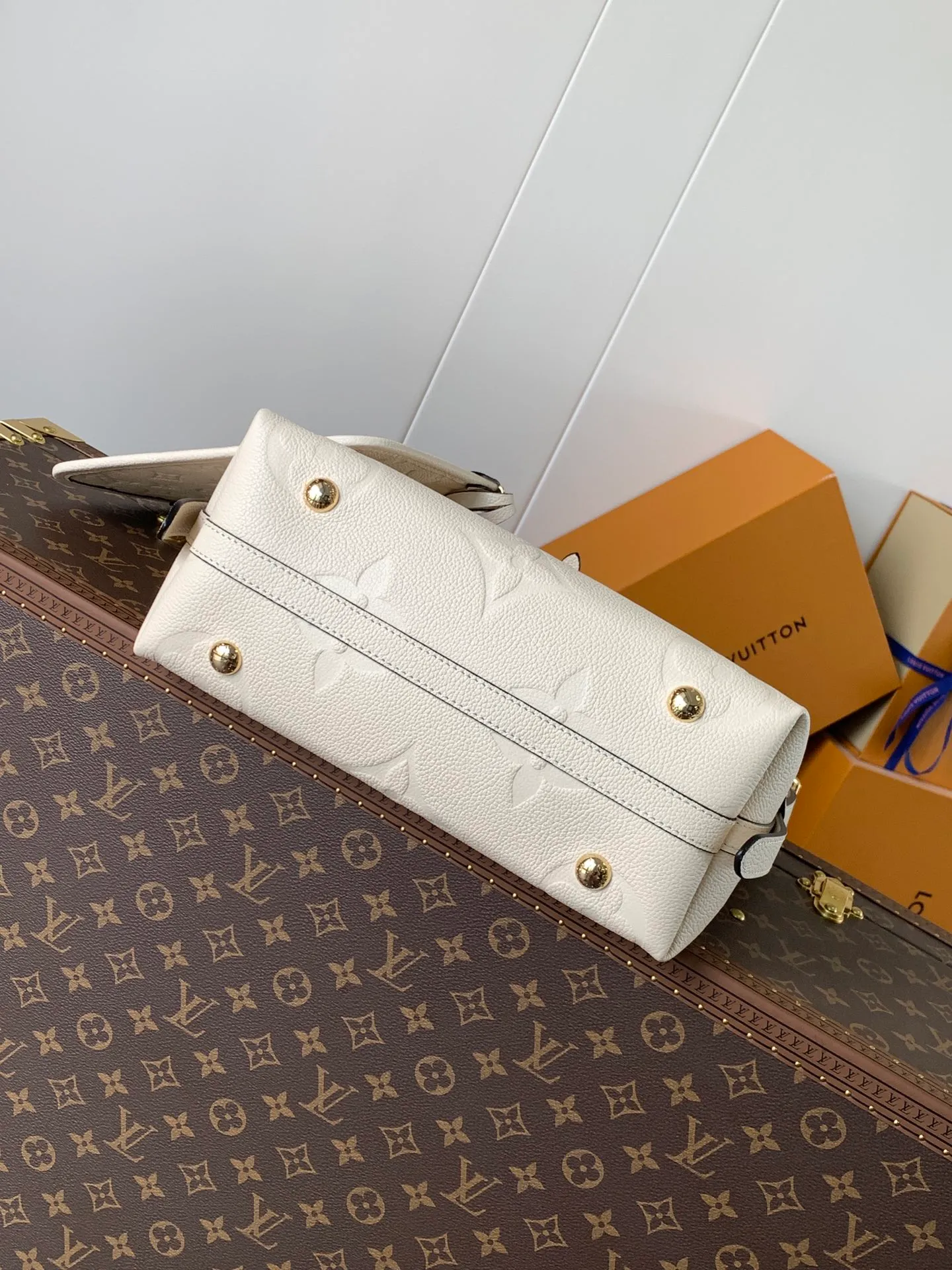 💰1180 (top layer leather) top original order, transcoding chip M14209 pink M46673 light blue M47180 apricot print M46288 black M46293 off-white M46277 apricot M11790 brown This small CarryAll handbag is made of Monogram Empreinte leather, showing the elegant style of the LV Milky Way series. The metal hardware and detachable name tag add to the sophisticated feel, and the interior pockets can safely store valuables. It can be carried by hand or by the shoulder strap to explore more carrying methods.  24 x 12 x 29.5 cm (H x W x L) Embossed grained cowhide Leather trim Textile lining Metal hardware Zip closure Internal slip pocket Internal zipper pocket Removable name tag Holds smartphone, 10" tablet, keys, Zippy wallet and headphones Shoulder strap: removable, adjustable Half-length strap: 32.0 cm Half-length strap adjustable to: 50.0 cm