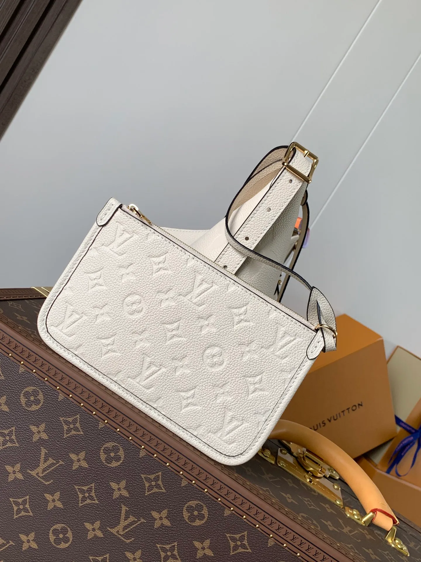 💰1180 (top layer leather) top original order, transcoding chip M14209 pink M46673 light blue M47180 apricot print M46288 black M46293 off-white M46277 apricot M11790 brown This small CarryAll handbag is made of Monogram Empreinte leather, showing the elegant style of the LV Milky Way series. The metal hardware and detachable name tag add to the sophisticated feel, and the interior pockets can safely store valuables. It can be carried by hand or by the shoulder strap to explore more carrying methods.  24 x 12 x 29.5 cm (H x W x L) Embossed grained cowhide Leather trim Textile lining Metal hardware Zip closure Internal slip pocket Internal zipper pocket Removable name tag Holds smartphone, 10" tablet, keys, Zippy wallet and headphones Shoulder strap: removable, adjustable Half-length strap: 32.0 cm Half-length strap adjustable to: 50.0 cm