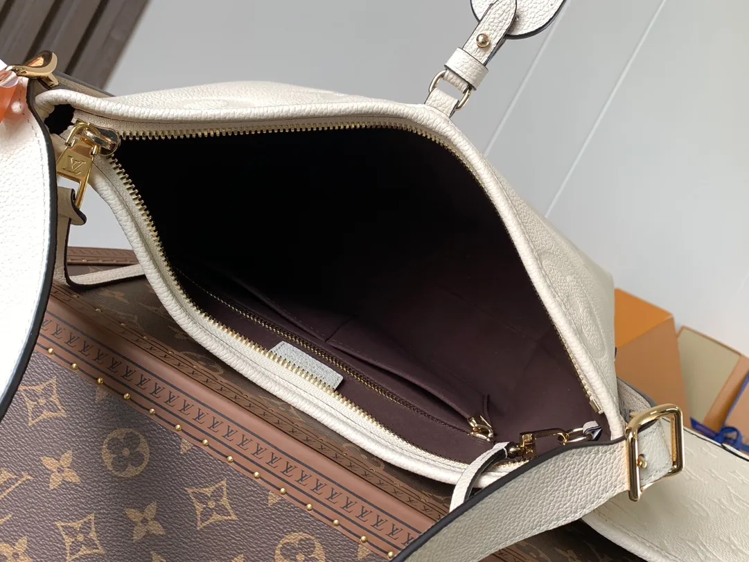💰1180 (top layer leather) top original order, transcoding chip M14209 pink M46673 light blue M47180 apricot print M46288 black M46293 off-white M46277 apricot M11790 brown This small CarryAll handbag is made of Monogram Empreinte leather, showing the elegant style of the LV Milky Way series. The metal hardware and detachable name tag add to the sophisticated feel, and the interior pockets can safely store valuables. It can be carried by hand or by the shoulder strap to explore more carrying methods.  24 x 12 x 29.5 cm (H x W x L) Embossed grained cowhide Leather trim Textile lining Metal hardware Zip closure Internal slip pocket Internal zipper pocket Removable name tag Holds smartphone, 10" tablet, keys, Zippy wallet and headphones Shoulder strap: removable, adjustable Half-length strap: 32.0 cm Half-length strap adjustable to: 50.0 cm