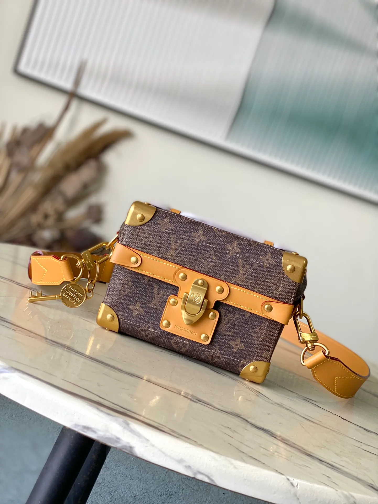 💰1240 (steel hardware) top original order M11535 This Soul Trunk handbag is made of Monogram Dust canvas, with the aged texture of leather and metal parts set against the faded Monogram flowers and LV logo. Reinforced corners, fine stitching, leather details and Tumbler locks continue Pharrel Williams' signature elements of the Soul Trunk series. Dimensions: 19 × 15 × 7 cm