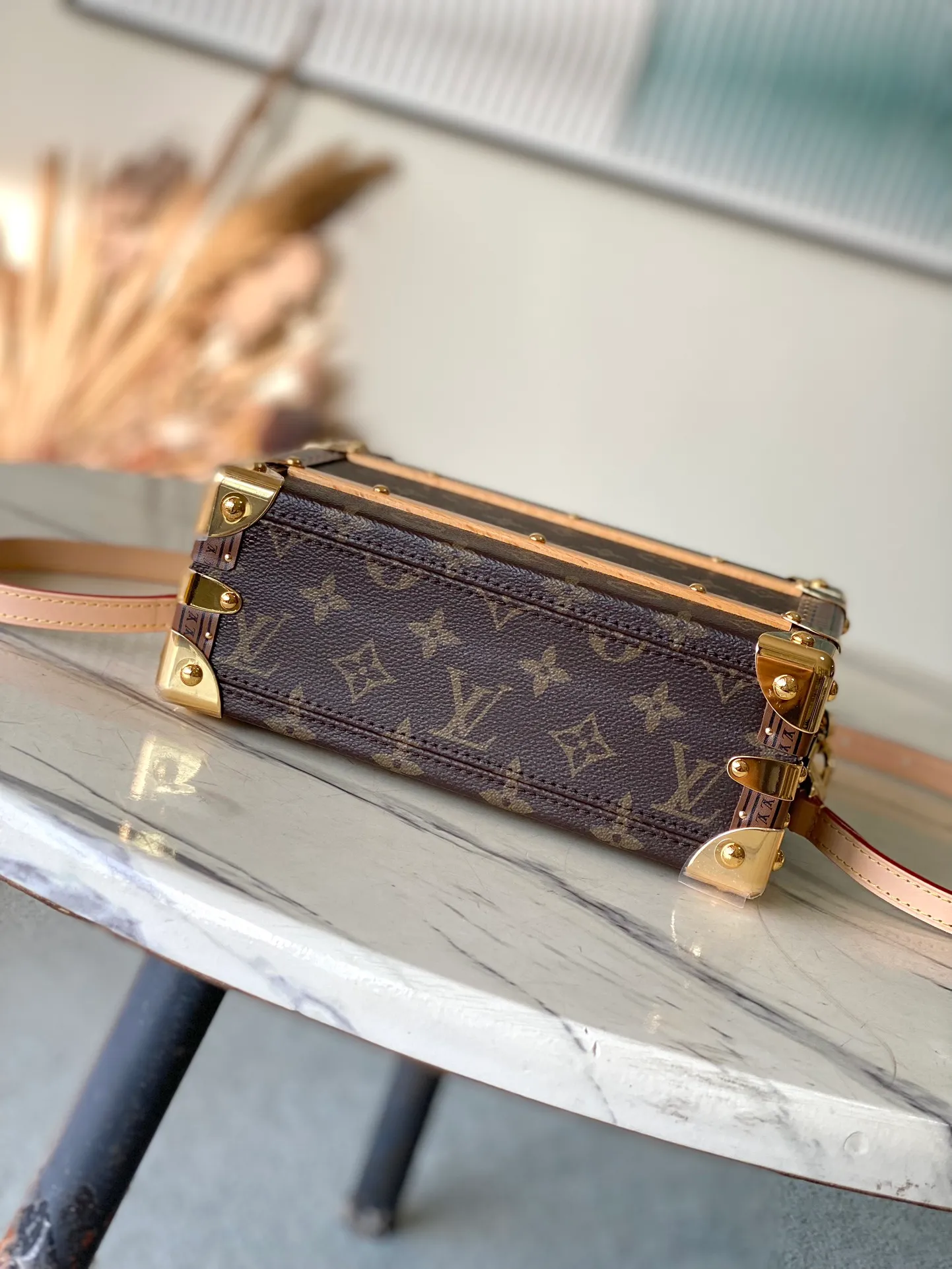 💰2500 Top Original M11118 The new Handle Trunk handbag presents classic Monogram elements, making it an excellent choice for day and night looks. 16.5 x 8 x 24 cm (height x width x length)