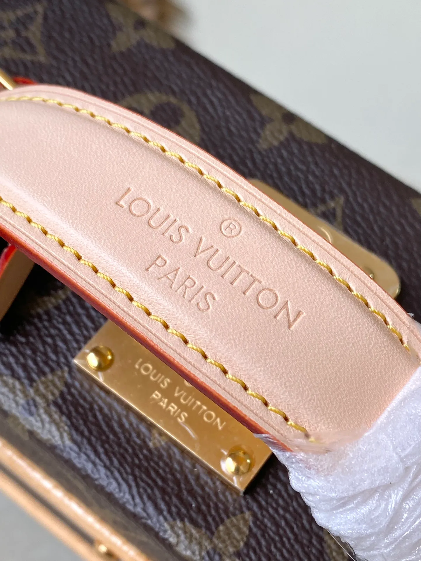 💰2500 Top Original M11118 The new Handle Trunk handbag presents classic Monogram elements, making it an excellent choice for day and night looks. 16.5 x 8 x 24 cm (height x width x length)