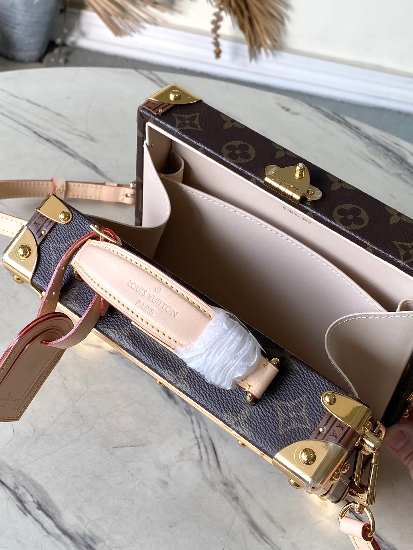 💰2500 Top Original M11118 The new Handle Trunk handbag presents classic Monogram elements, making it an excellent choice for day and night looks. 16.5 x 8 x 24 cm (height x width x length)