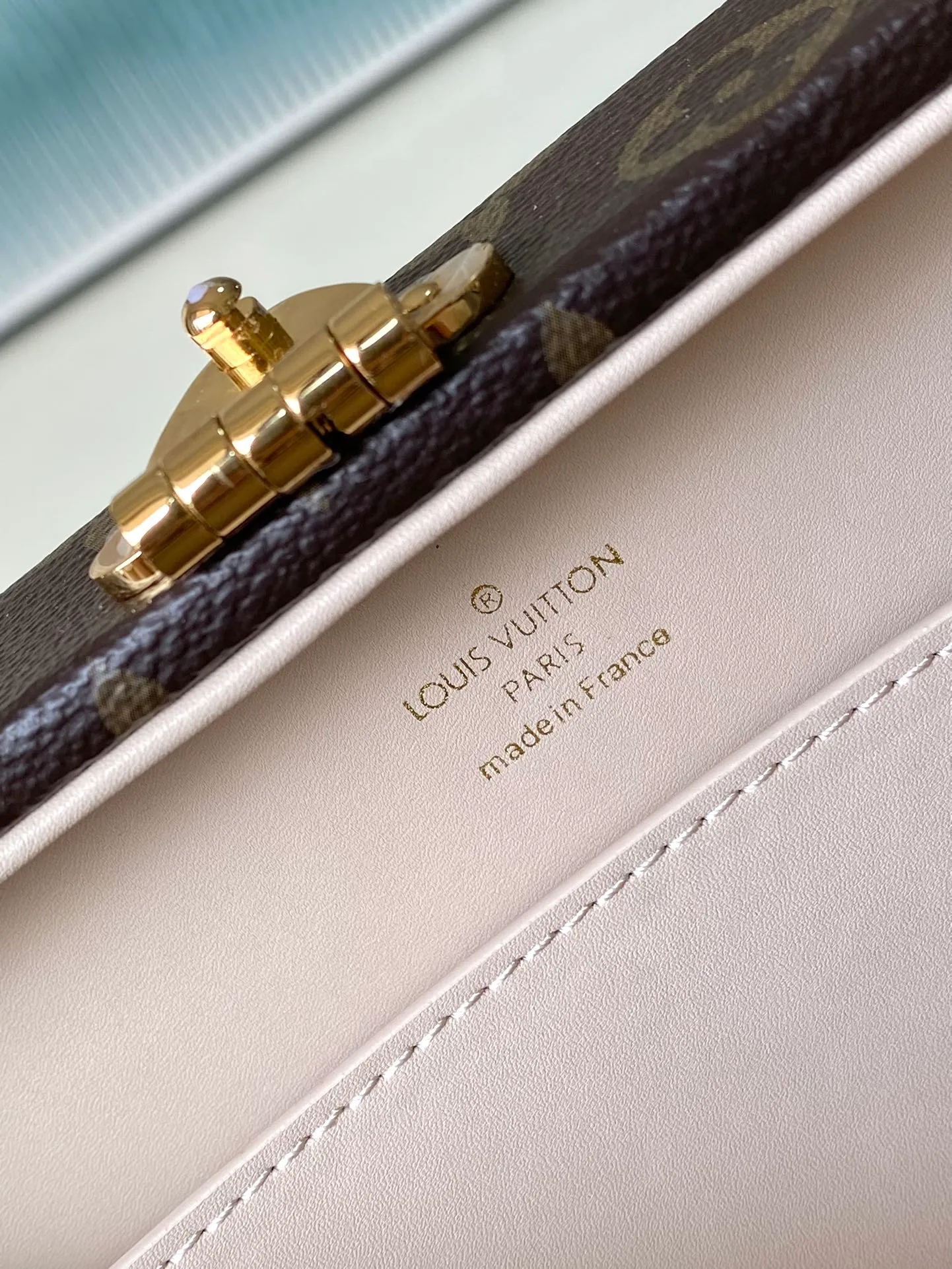 💰2500 Top Original M11118 The new Handle Trunk handbag presents classic Monogram elements, making it an excellent choice for day and night looks. 16.5 x 8 x 24 cm (height x width x length)