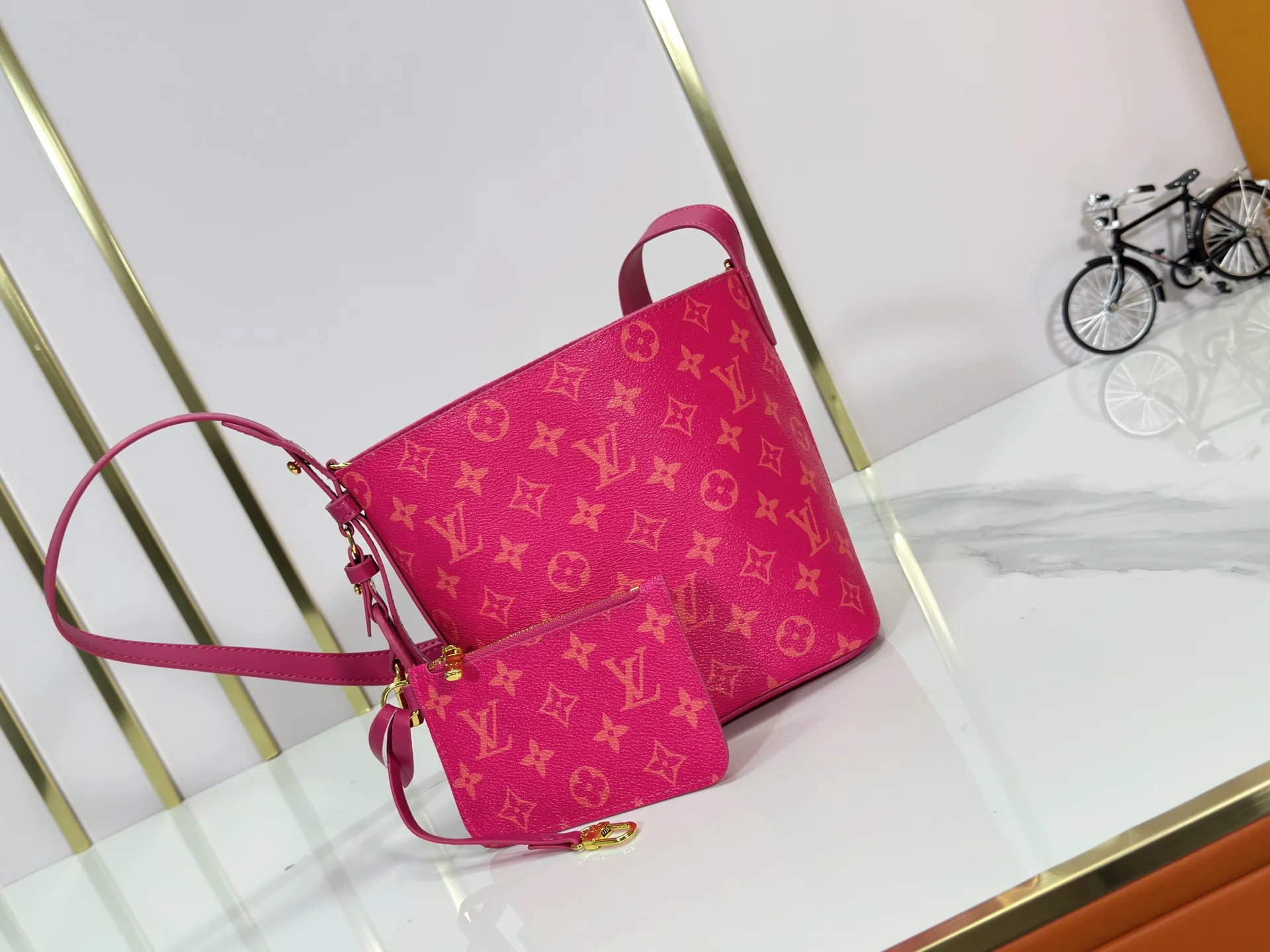 P220 upgraded original M12925 M12926 M13480 M13044 M14356 M13045 M13089 This All In BB handbag is made of Monogram cow leather with shiny metal parts, and the iconic padlock and nameplate highlight the classic style. The adjustable shoulder strap continues the brand's trunk-making heritage, and the leather shoulder strap adds cross-body and shoulder carry options. The foldable design enables the silhouette to be retracted and retracted freely, providing ample space for daily use. 16.0 x 18.0 x 12.0 cm (length x height x width)