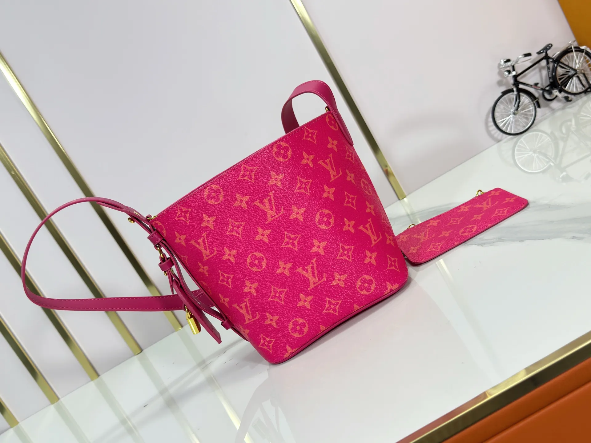 P220 upgraded original M12925 M12926 M13480 M13044 M14356 M13045 M13089 This All In BB handbag is made of Monogram cow leather with shiny metal parts, and the iconic padlock and nameplate highlight the classic style. The adjustable shoulder strap continues the brand's trunk-making heritage, and the leather shoulder strap adds cross-body and shoulder carry options. The foldable design enables the silhouette to be retracted and retracted freely, providing ample space for daily use. 16.0 x 18.0 x 12.0 cm (length x height x width)