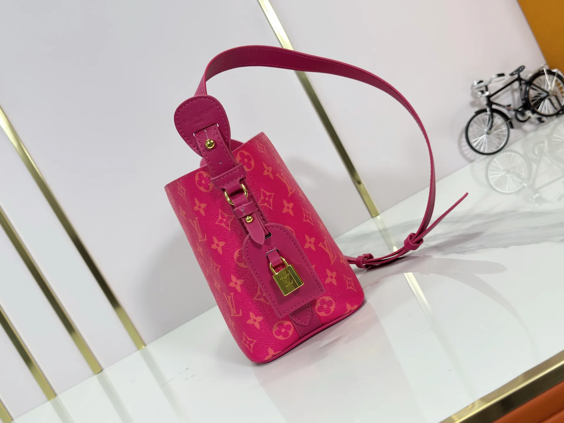 P220 upgraded original M12925 M12926 M13480 M13044 M14356 M13045 M13089 This All In BB handbag is made of Monogram cow leather with shiny metal parts, and the iconic padlock and nameplate highlight the classic style. The adjustable shoulder strap continues the brand's trunk-making heritage, and the leather shoulder strap adds cross-body and shoulder carry options. The foldable design enables the silhouette to be retracted and retracted freely, providing ample space for daily use. 16.0 x 18.0 x 12.0 cm (length x height x width)