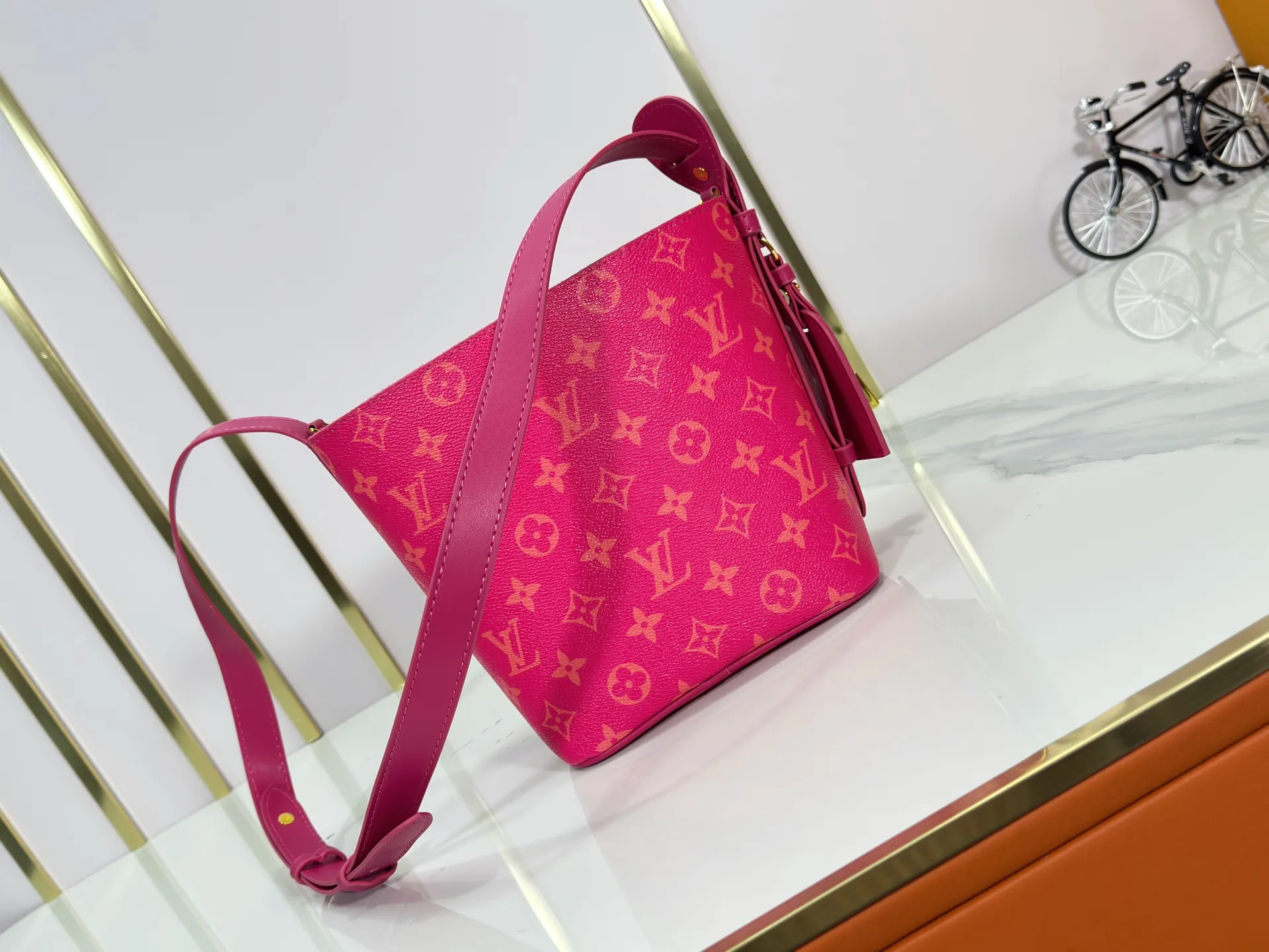 P220 upgraded original M12925 M12926 M13480 M13044 M14356 M13045 M13089 This All In BB handbag is made of Monogram cow leather with shiny metal parts, and the iconic padlock and nameplate highlight the classic style. The adjustable shoulder strap continues the brand's trunk-making heritage, and the leather shoulder strap adds cross-body and shoulder carry options. The foldable design enables the silhouette to be retracted and retracted freely, providing ample space for daily use. 16.0 x 18.0 x 12.0 cm (length x height x width)
