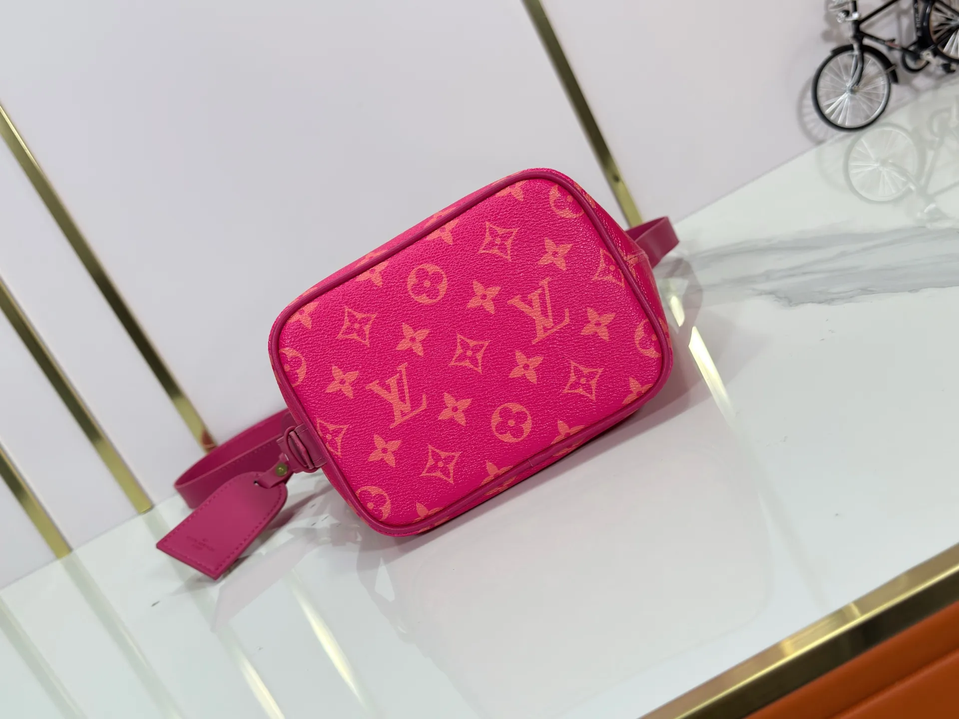 P220 upgraded original M12925 M12926 M13480 M13044 M14356 M13045 M13089 This All In BB handbag is made of Monogram cow leather with shiny metal parts, and the iconic padlock and nameplate highlight the classic style. The adjustable shoulder strap continues the brand's trunk-making heritage, and the leather shoulder strap adds cross-body and shoulder carry options. The foldable design enables the silhouette to be retracted and retracted freely, providing ample space for daily use. 16.0 x 18.0 x 12.0 cm (length x height x width)
