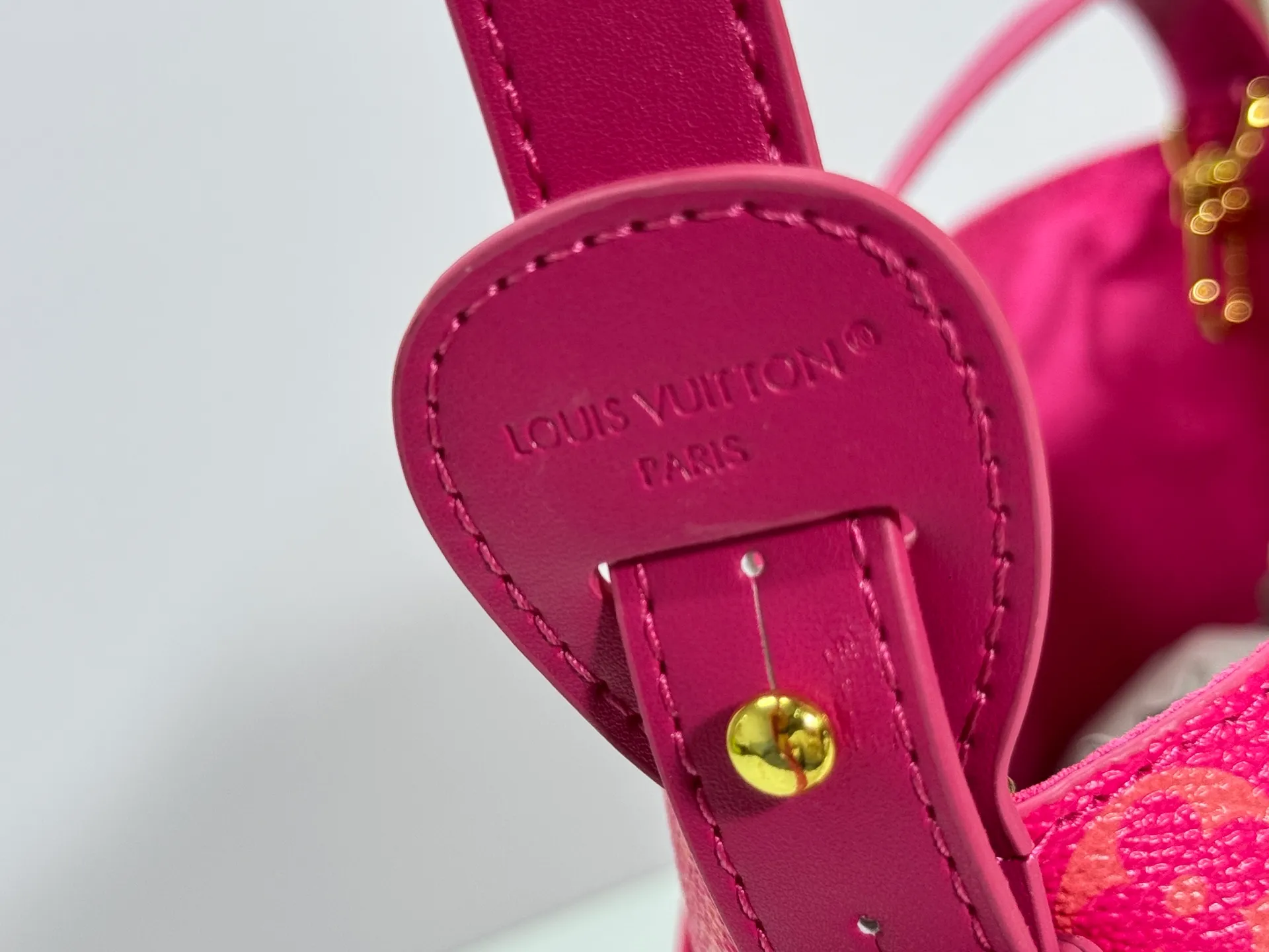 P220 upgraded original M12925 M12926 M13480 M13044 M14356 M13045 M13089 This All In BB handbag is made of Monogram cow leather with shiny metal parts, and the iconic padlock and nameplate highlight the classic style. The adjustable shoulder strap continues the brand's trunk-making heritage, and the leather shoulder strap adds cross-body and shoulder carry options. The foldable design enables the silhouette to be retracted and retracted freely, providing ample space for daily use. 16.0 x 18.0 x 12.0 cm (length x height x width)
