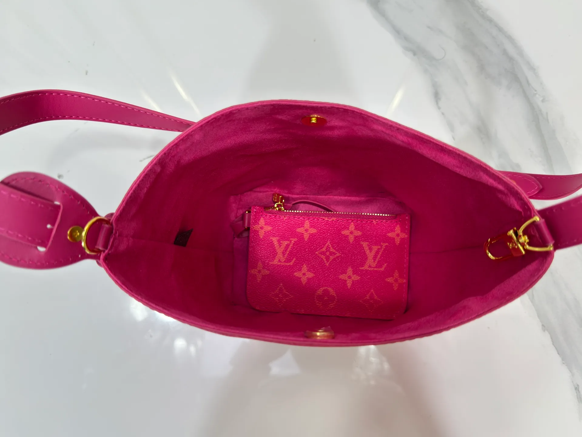 P220 upgraded original M12925 M12926 M13480 M13044 M14356 M13045 M13089 This All In BB handbag is made of Monogram cow leather with shiny metal parts, and the iconic padlock and nameplate highlight the classic style. The adjustable shoulder strap continues the brand's trunk-making heritage, and the leather shoulder strap adds cross-body and shoulder carry options. The foldable design enables the silhouette to be retracted and retracted freely, providing ample space for daily use. 16.0 x 18.0 x 12.0 cm (length x height x width)