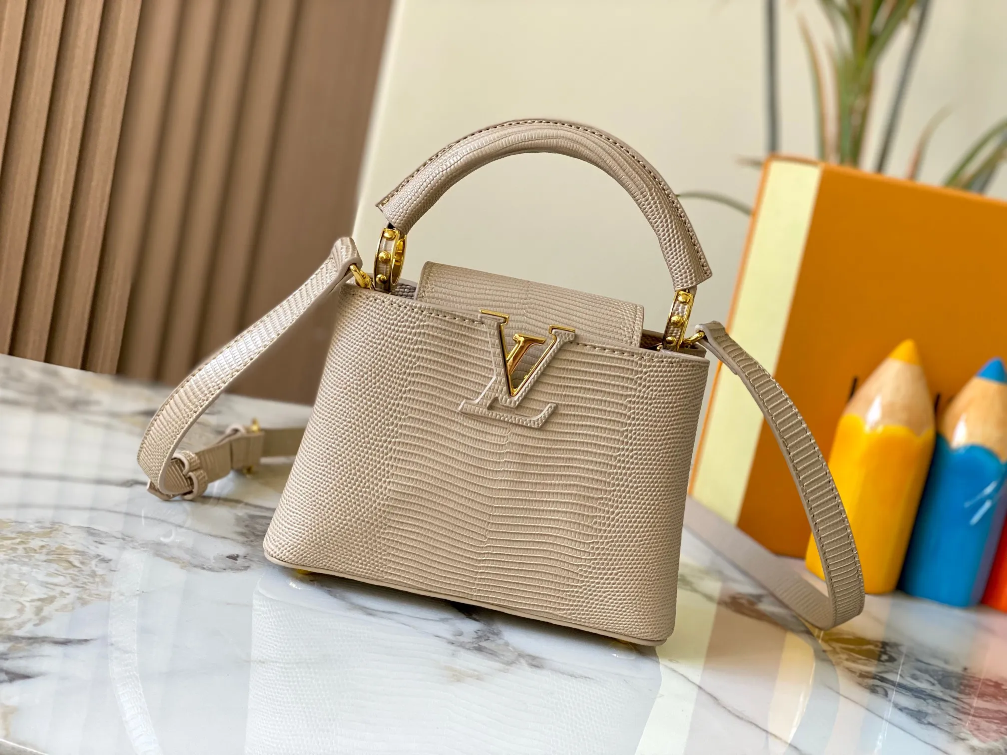 Top original P420 Guangzhou product M99527 apricot lizard gold buckle This Capucines mini handbag is wrapped in gorgeous lizard leather and lined with fine sheepskin, embellished with dazzling metal parts. The flip cover reads LV letters inside, and a Monogram flower blooms when turned out. Its compact size makes it a dazzling choice for evening occasions. Detailed features 21 x 14 x 8 cm (length x height x width)