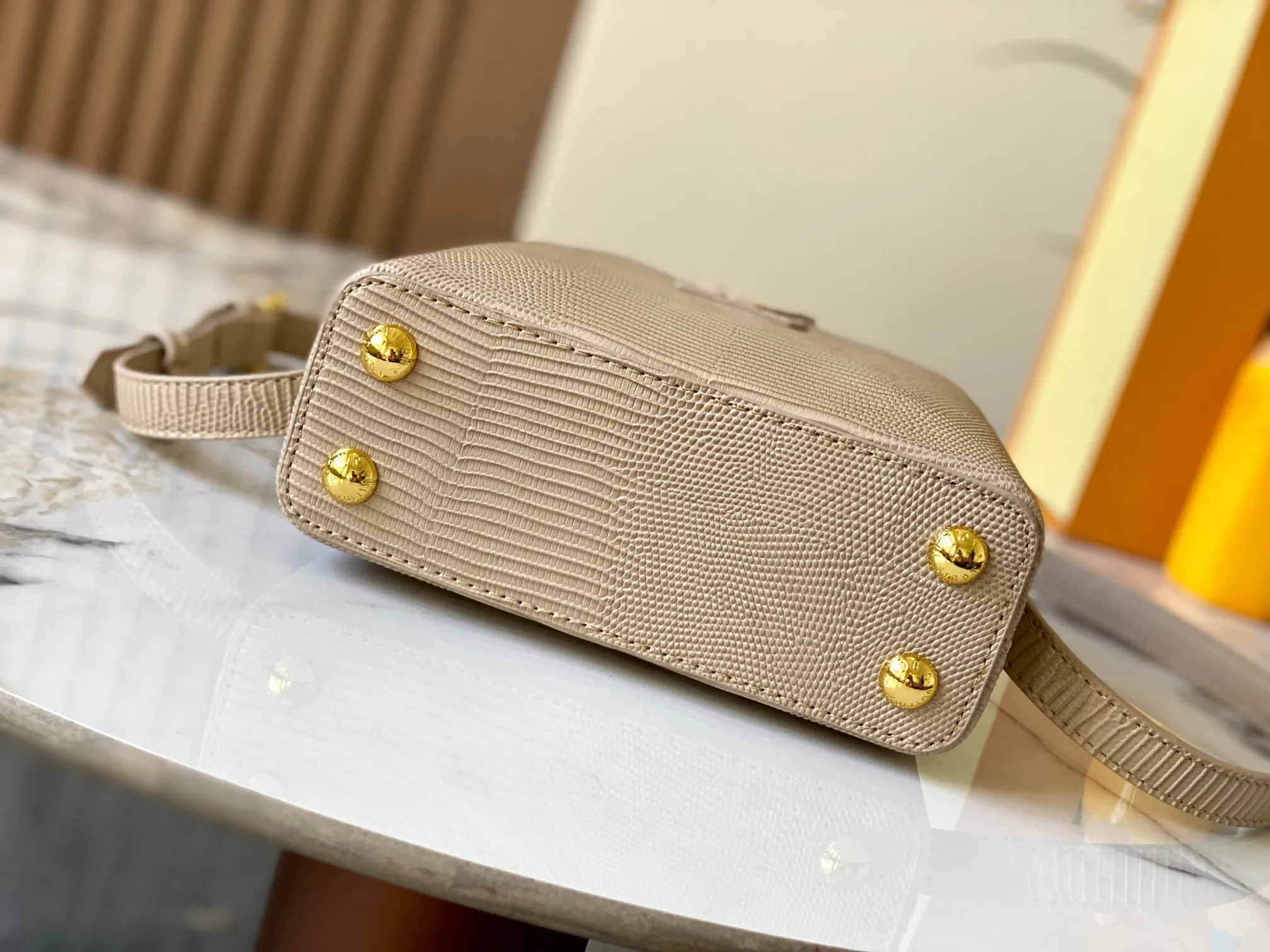 Top original P420 Guangzhou product M99527 apricot lizard gold buckle This Capucines mini handbag is wrapped in gorgeous lizard leather and lined with fine sheepskin, embellished with dazzling metal parts. The flip cover reads LV letters inside, and a Monogram flower blooms when turned out. Its compact size makes it a dazzling choice for evening occasions. Detailed features 21 x 14 x 8 cm (length x height x width)