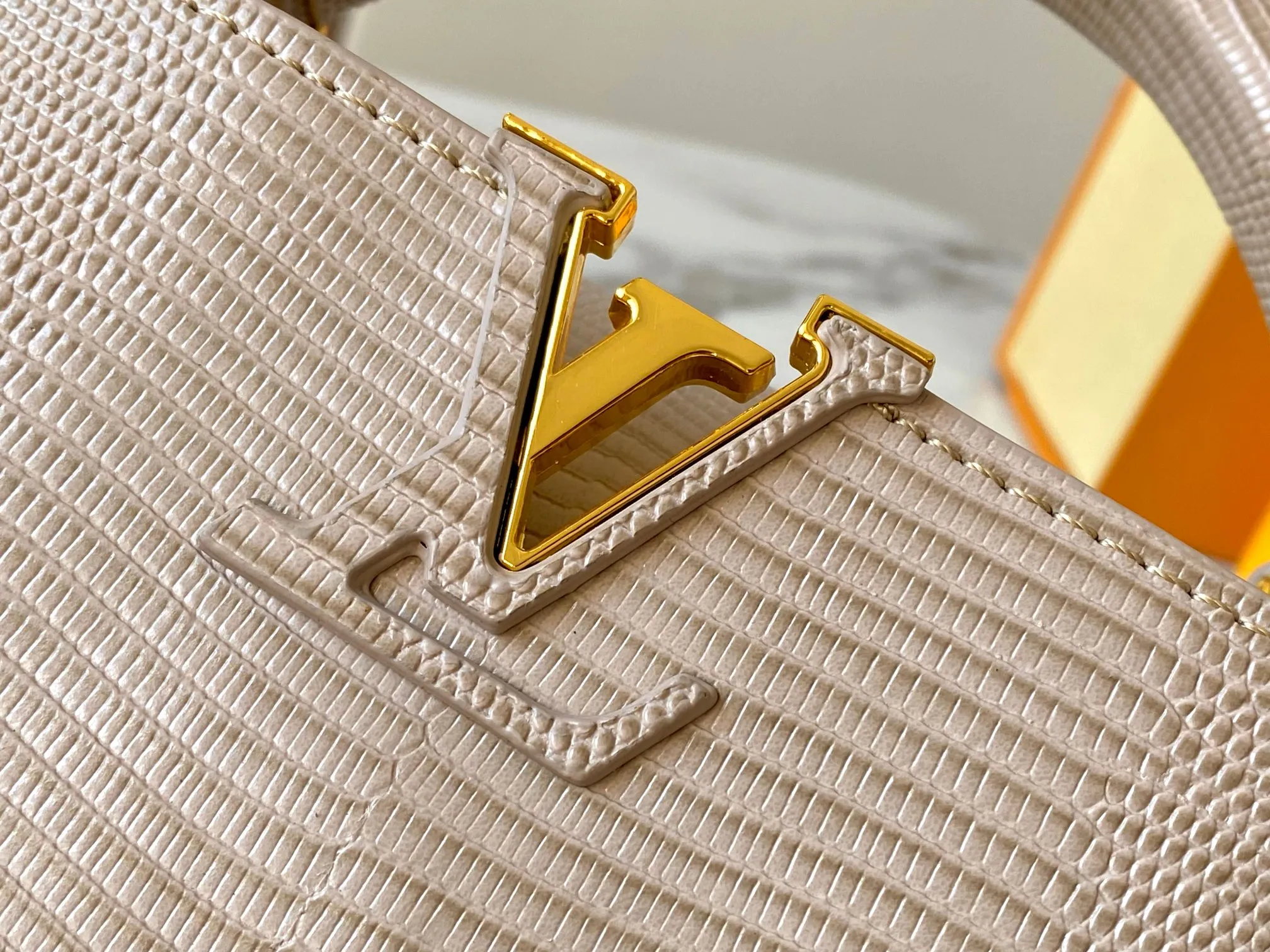 Top original P420 Guangzhou product M99527 apricot lizard gold buckle This Capucines mini handbag is wrapped in gorgeous lizard leather and lined with fine sheepskin, embellished with dazzling metal parts. The flip cover reads LV letters inside, and a Monogram flower blooms when turned out. Its compact size makes it a dazzling choice for evening occasions. Detailed features 21 x 14 x 8 cm (length x height x width)